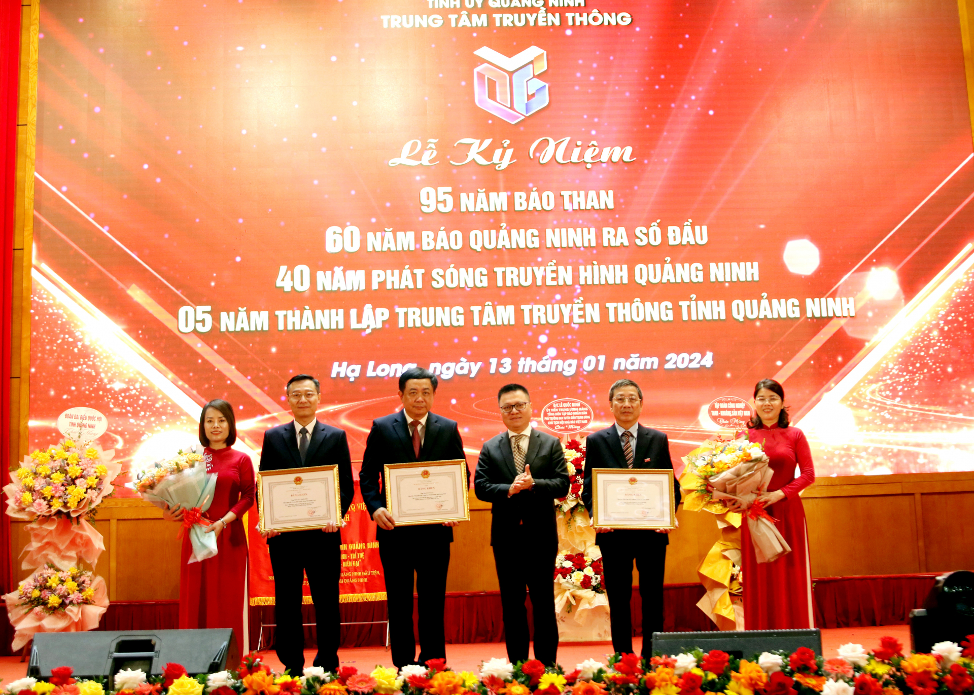 Đồng chí Lê Quốc Minh tặng Bằng khen của Bộ Thông tin và Truyền thông cho các tập thể, cá nhân.