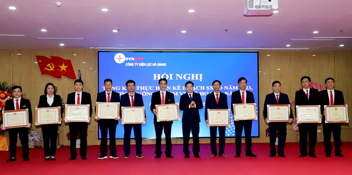 Lãnh đạo Tổng Công ty Điện lực miền Bắc trao Giấy khen của Tổng Công ty cho các tập thể có thành tích xuất sắc.