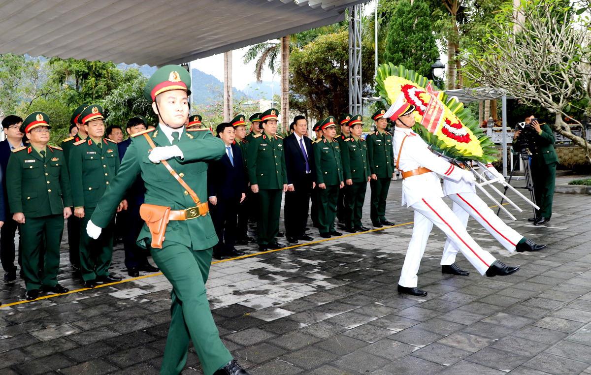 Đại tướng Lương Cường và đoàn công tác cùng các đồng chí Thường trực Tỉnh ủy dâng hoa viếng các Anh hùng Liệt sỹ tại Nghĩa trang Liệt sỹ Quốc gia Vị xuyên.