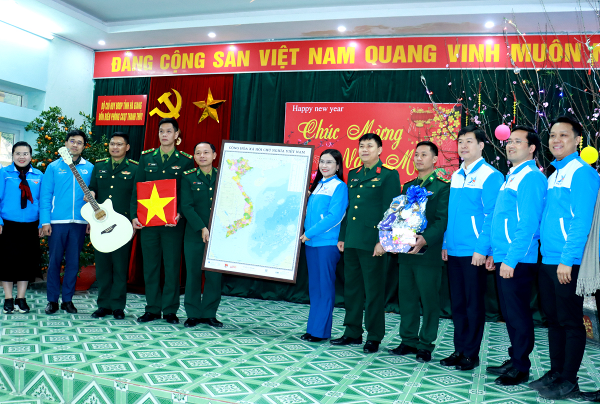 Đoàn công tác T.Ư Đoàn tặng quà cán bộ, chiến sỹ Đồn Biên phòng Cửa khẩu Quốc tế Thanh Thủy.