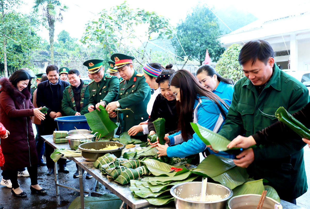 Các đại biểu tham gia gói bánh chưng tại Đồn Biên phòng Tùng Vài (Quản Bạ)