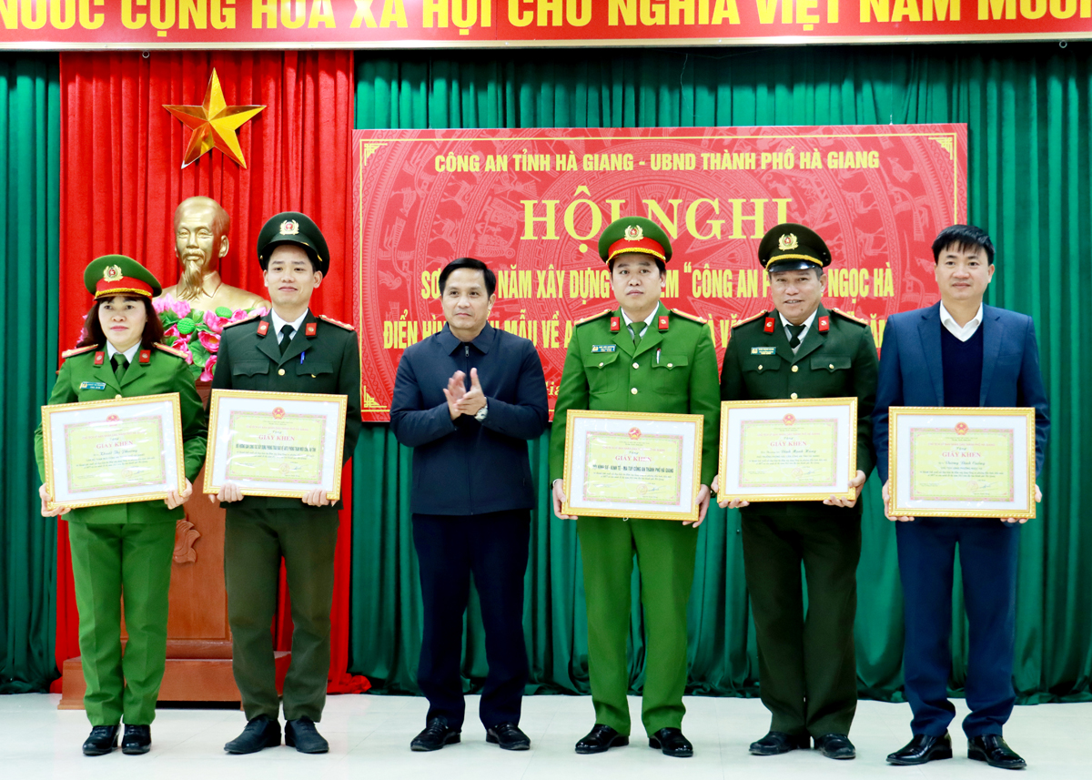 Nhiều tập thể, cá nhân có thành tích xuất sắc được nhận Giấy khen của Chủ tịch UBND thành phố Hà Giang.
