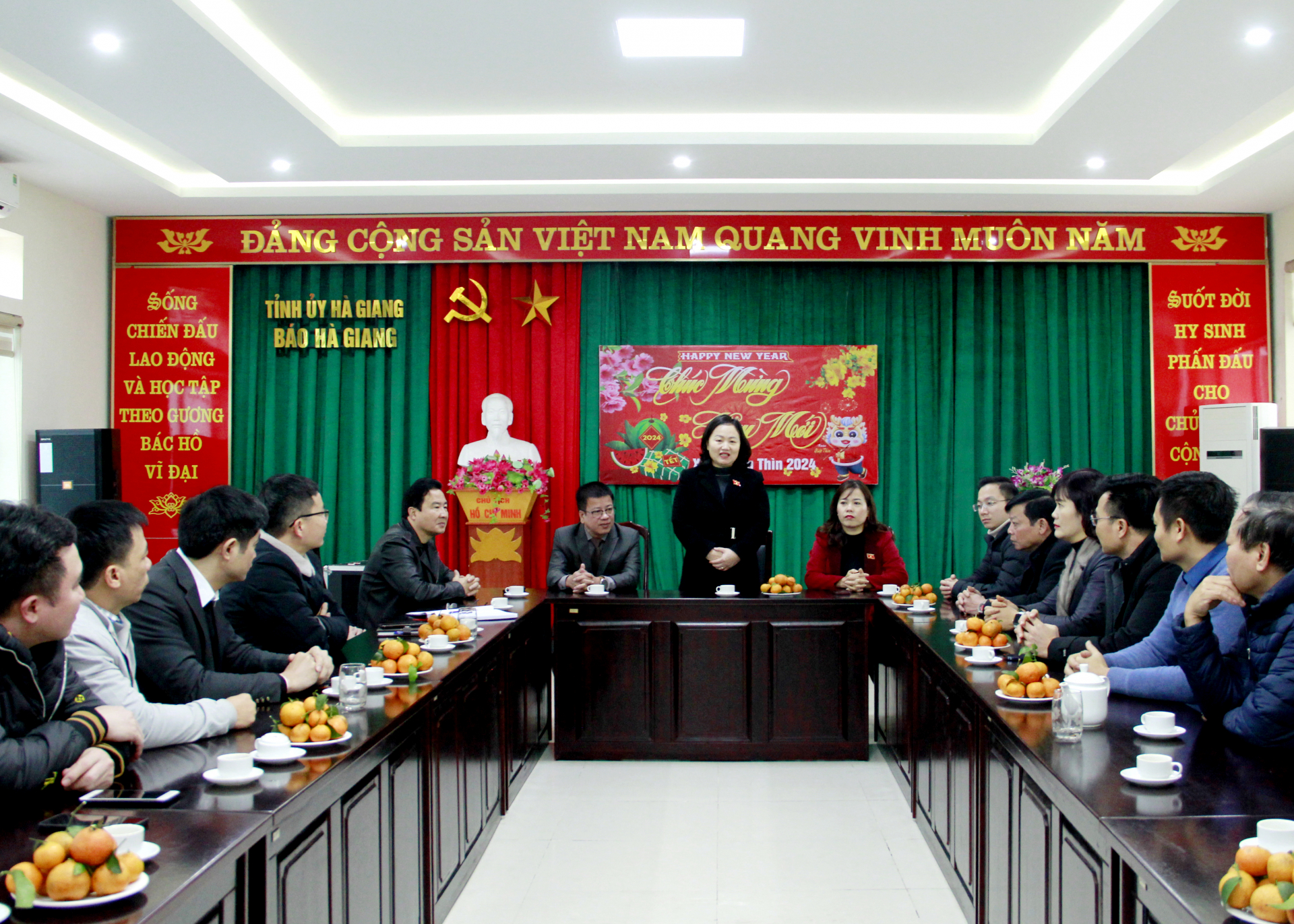 Phó Chủ nhiệm Ủy ban Tài chính, Ngân sách của Quốc hội Phạm Thúy Chinh phát biểu tại buổi thăm, chúc Tết tập thể lãnh đạo, cán bộ, phóng viên, biên tập viên Báo Hà Giang.