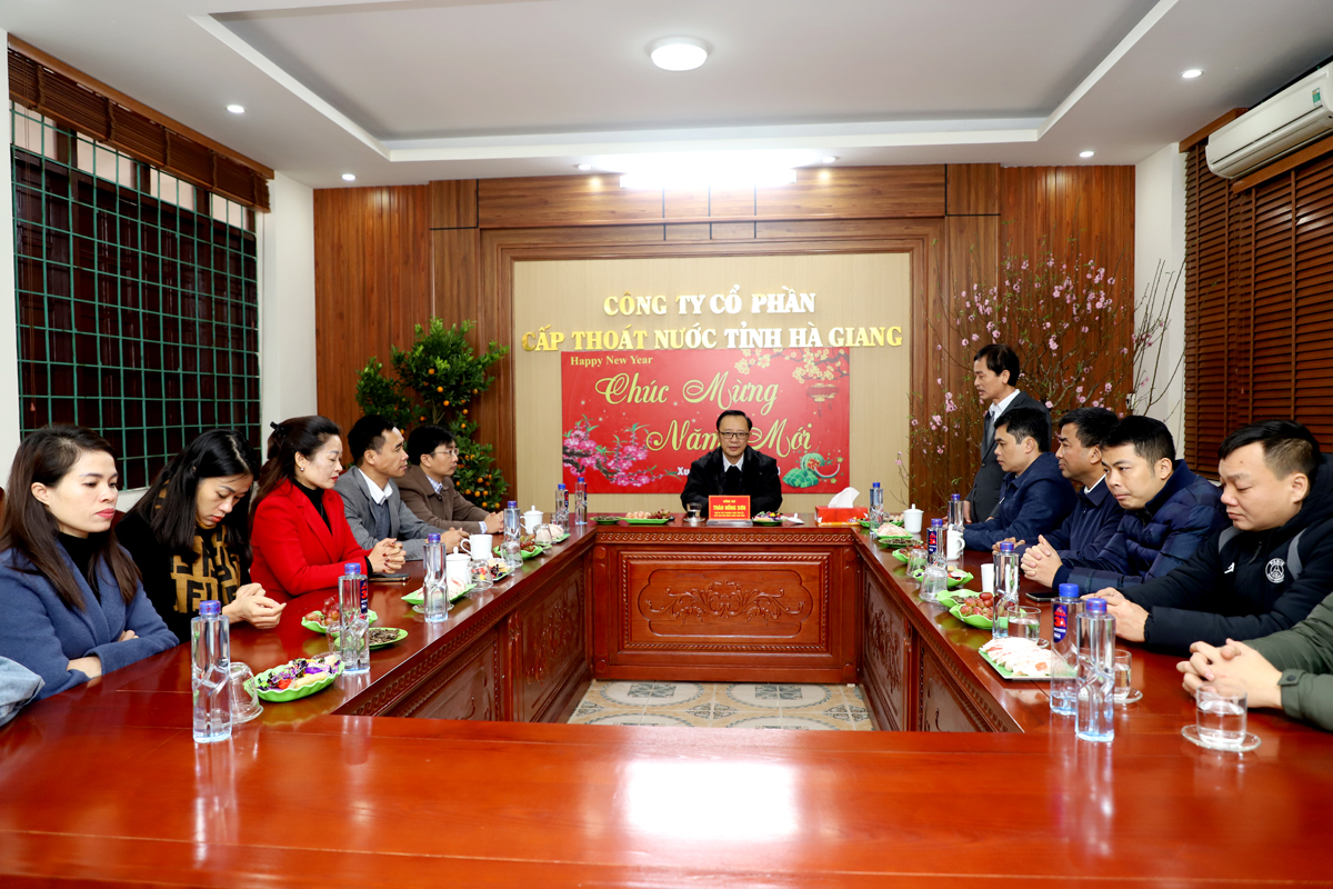 Phó Bí thư Thường trực Tỉnh ủy, Chủ tịch HĐND tỉnh Thào Hồng Sơn thăm, chúc Tết Công ty Cổ phần Cấp thoát nước Hà Giang