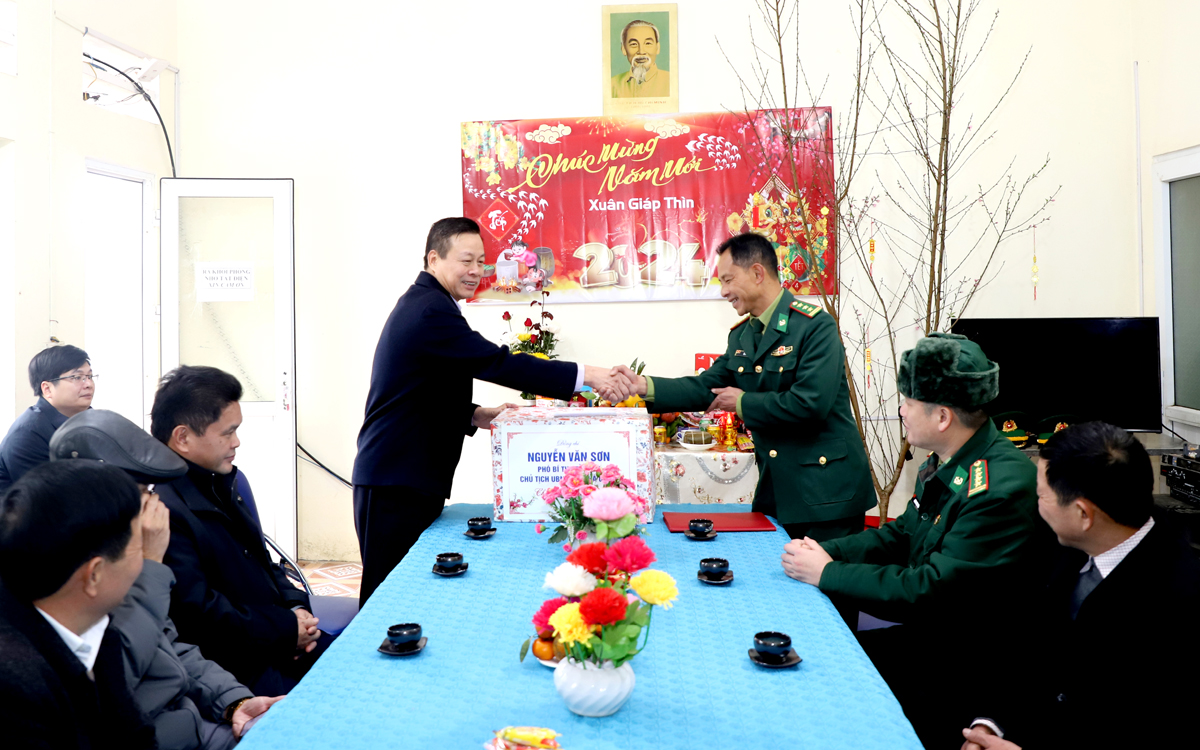 Chủ tịch UBND tỉnh Nguyễn Văn Sơn tặng quà Trạm Kiểm soát biên phòng Chí Cà.