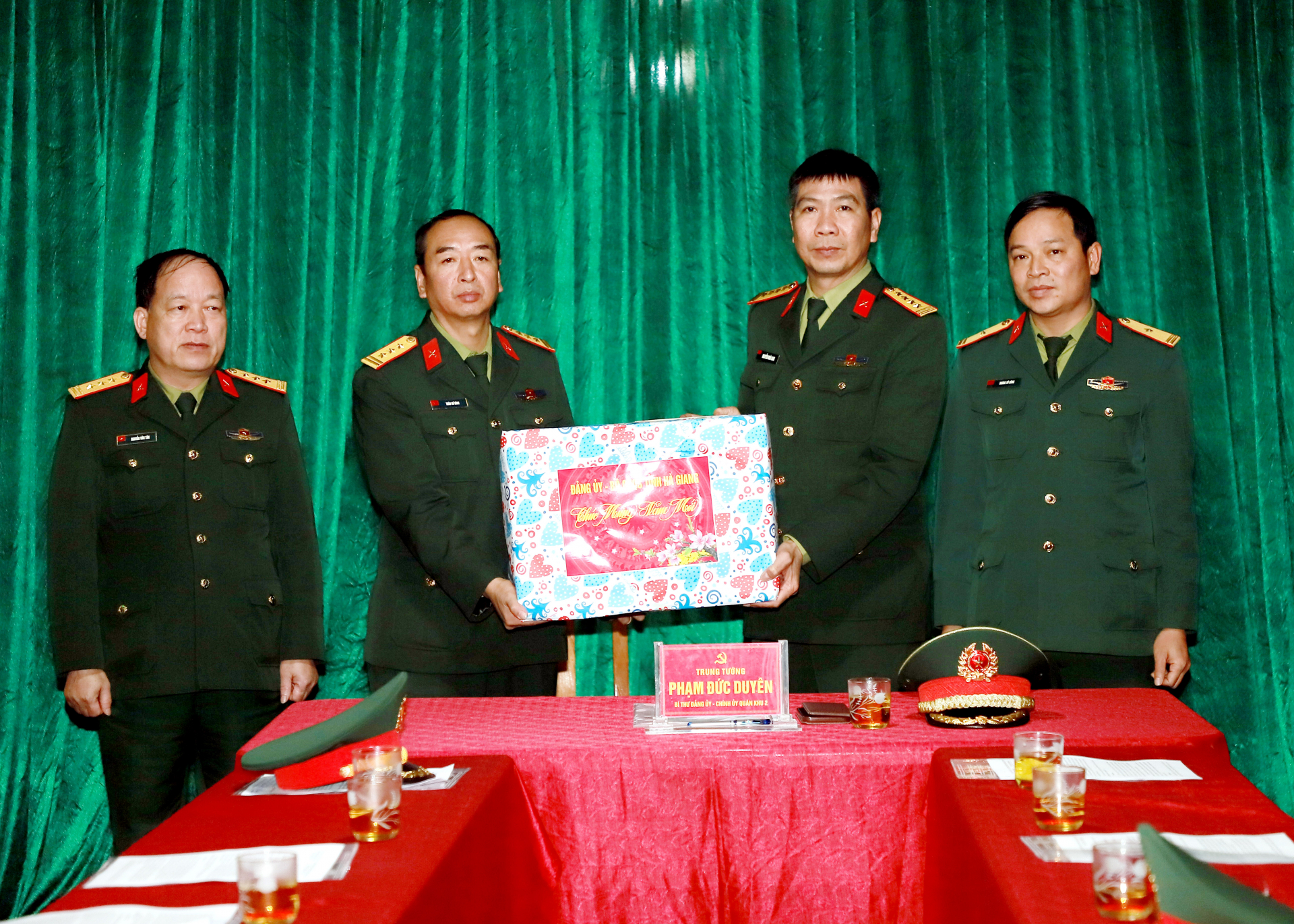 Lãnh đạo Bộ CHQS tỉnh tặng quà cán bộ, chiến sỹ Đội Tìm kiếm, quy tập hài cốt liệt sĩ (Bộ CHQS tỉnh).