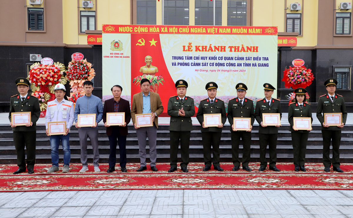 Giám đốc Công an tỉnh Phan Huy Ngọc trao Giấy khen cho các tập thể, cá nhân có thành tích xuất sắc trong quá trình xây dựng Trung tâm chỉ huy Khối cơ quan Cảnh sát điều tra và Phòng Cảnh sát cơ động