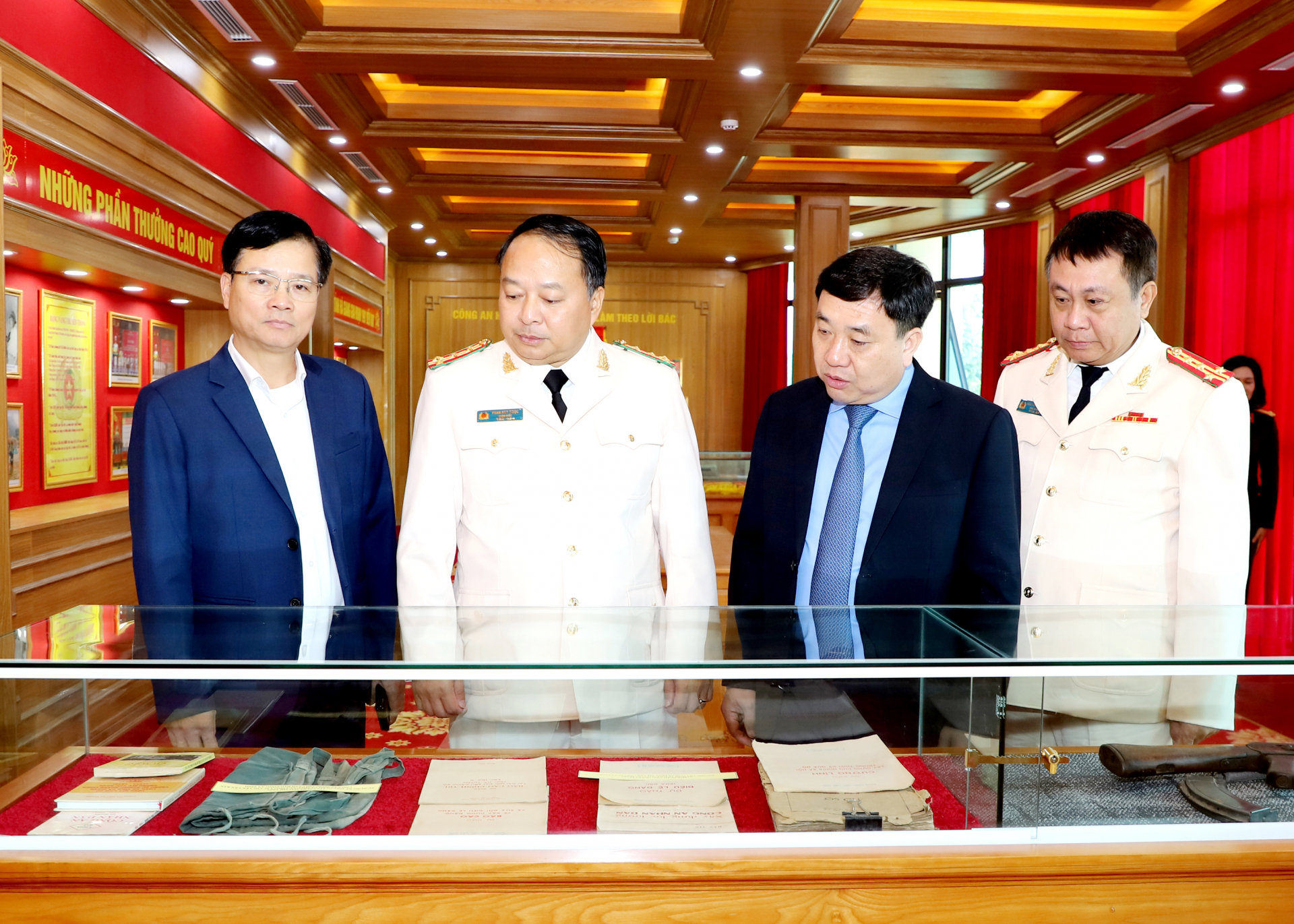 Quyền Bí thư Tỉnh ủy Nguyễn Mạnh Dũng và các đại biểu thăm Phòng truyền thống Công an tỉnh.