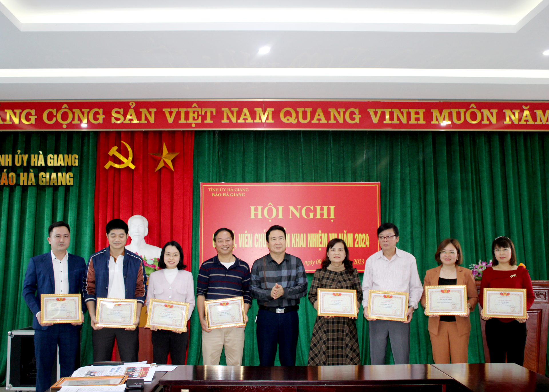 Phó Tổng Biên tập Báo Hà Giang, Nguyễn Bình Minh trao danh hiệu Lao động tiên tiến cho các cá nhân.