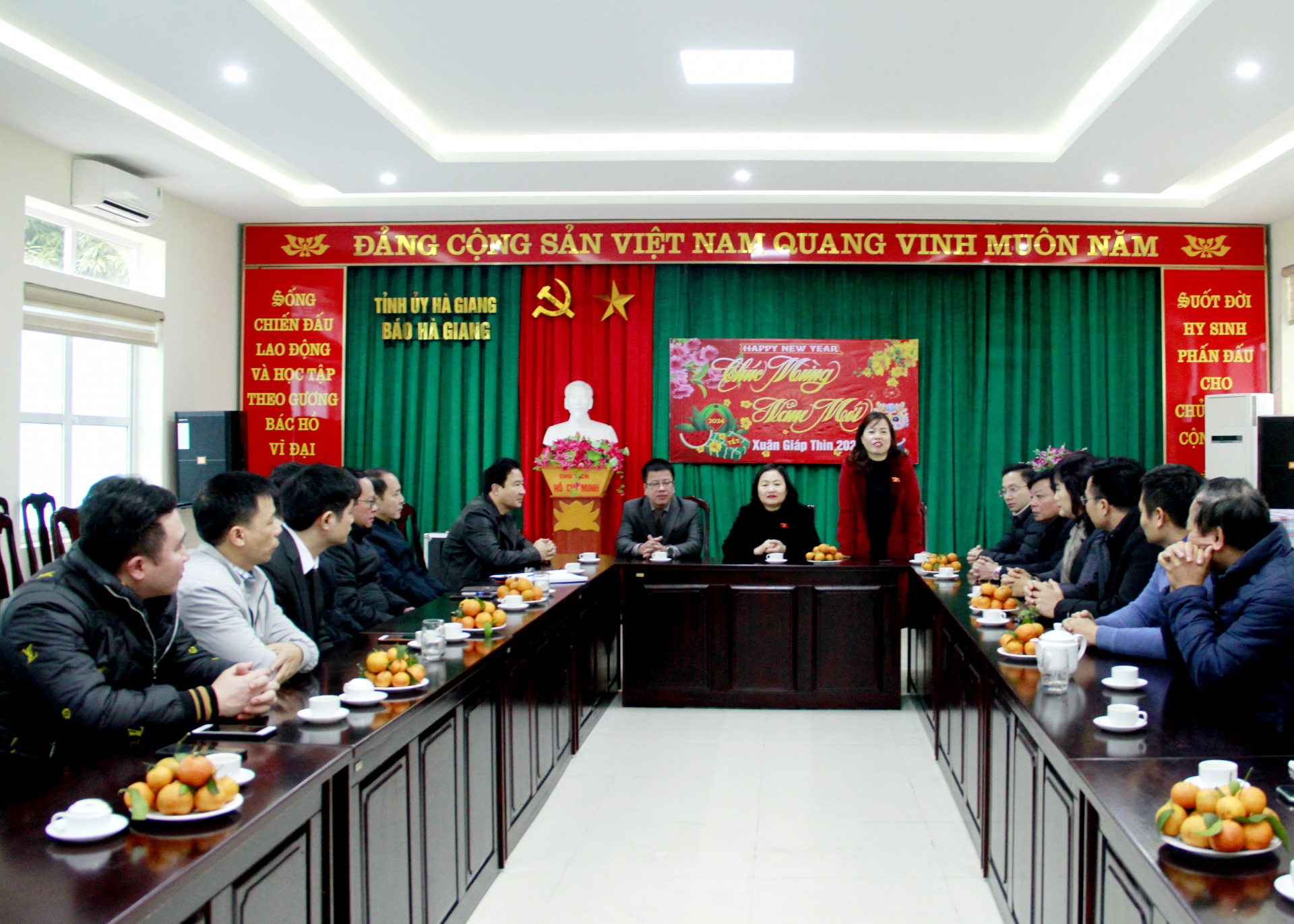 Phó Trưởng đoàn chuyên trách Đoàn ĐBQH khóa XV đơn vị tỉnh Hà Giang Lý Thị Lan phát biểu tại buổi thăm, chúc Tết của Đoàn tại Báo Hà Giang.