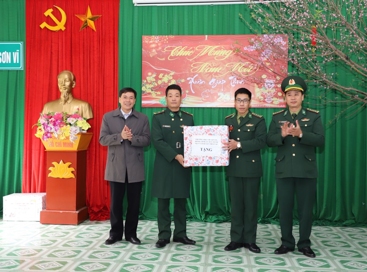 Lãnh đạo Bộ Chỉ huy BĐBP tỉnh và huyện Mèo Vạc tặng quà Đồn Biên phòng Sơn Vĩ