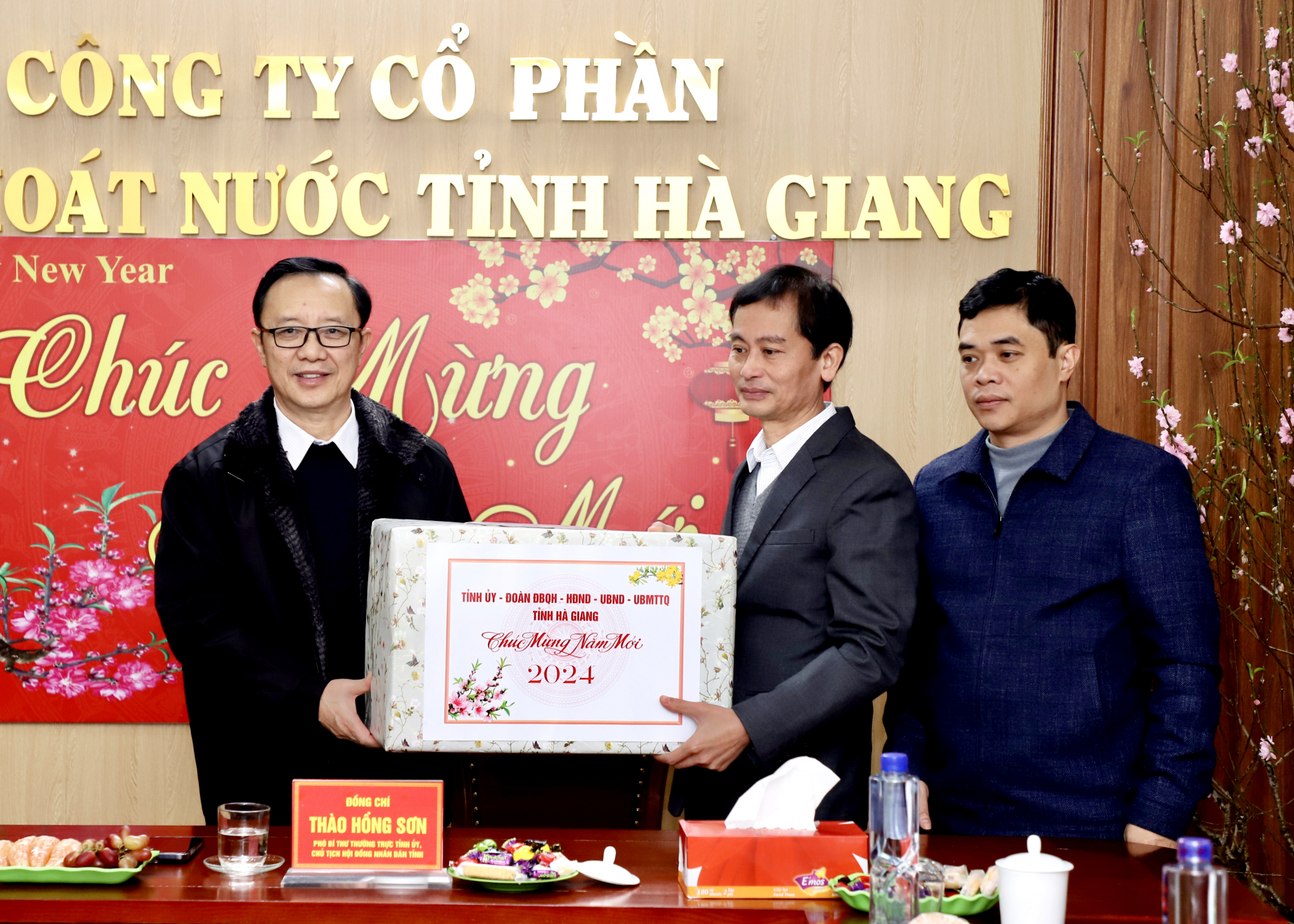 Phó Bí thư Thường trực Tỉnh ủy, Chủ tịch HĐND tỉnh Thào Hồng Sơn tặng quà Tết Công ty Cổ phần Cấp thoát nước Hà Giang