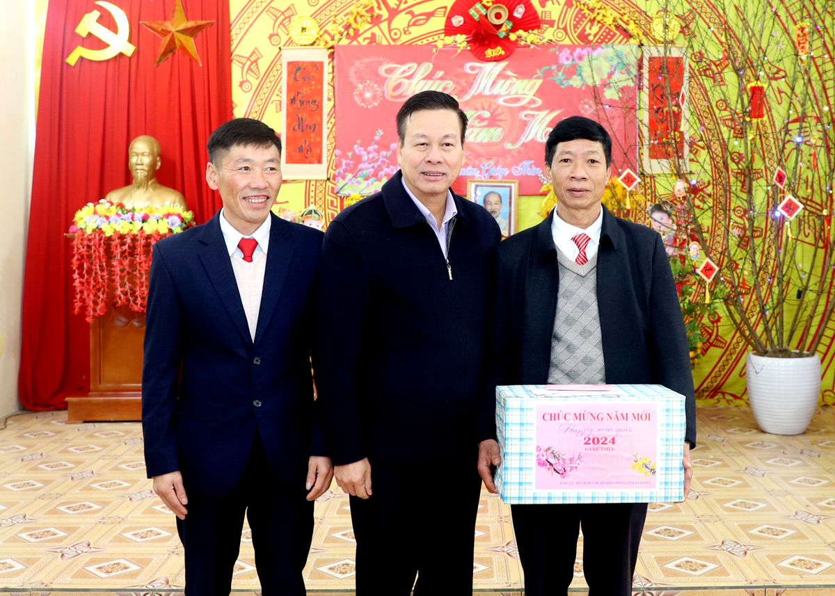 Chủ tịch UBND tỉnh Nguyễn Văn Sơn tặng quà xã Chí Cà.