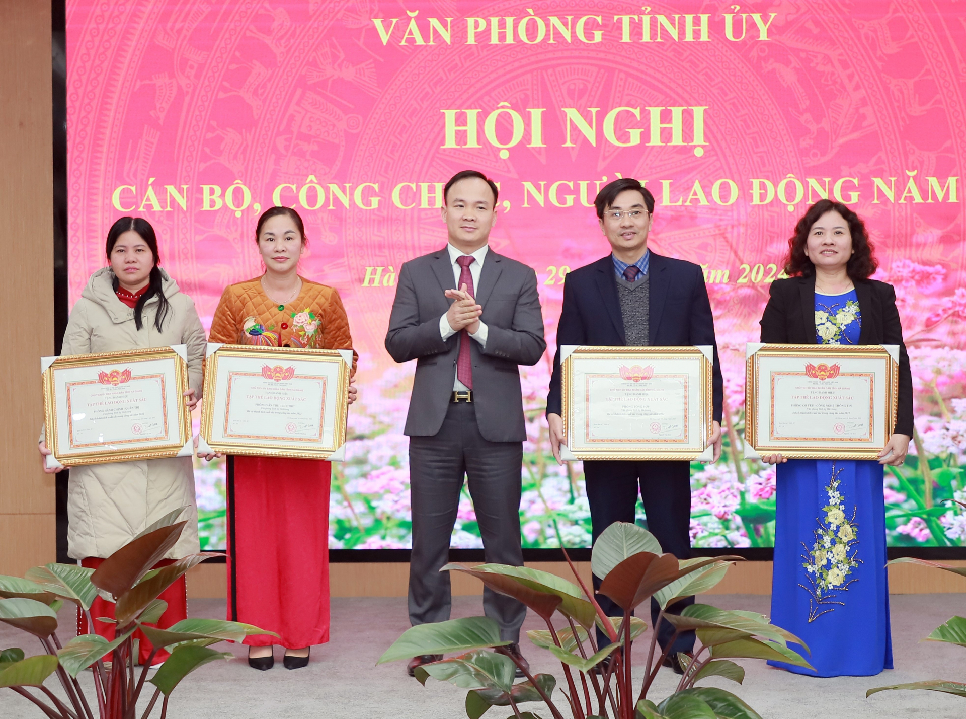 Chánh Văn phòng Tỉnh ủy Phan Ngọc Hiệp trao tặng danh hiệu Tập thể Lao động xuất sắc của Chủ tịch UBND tỉnh cho các tập thể.