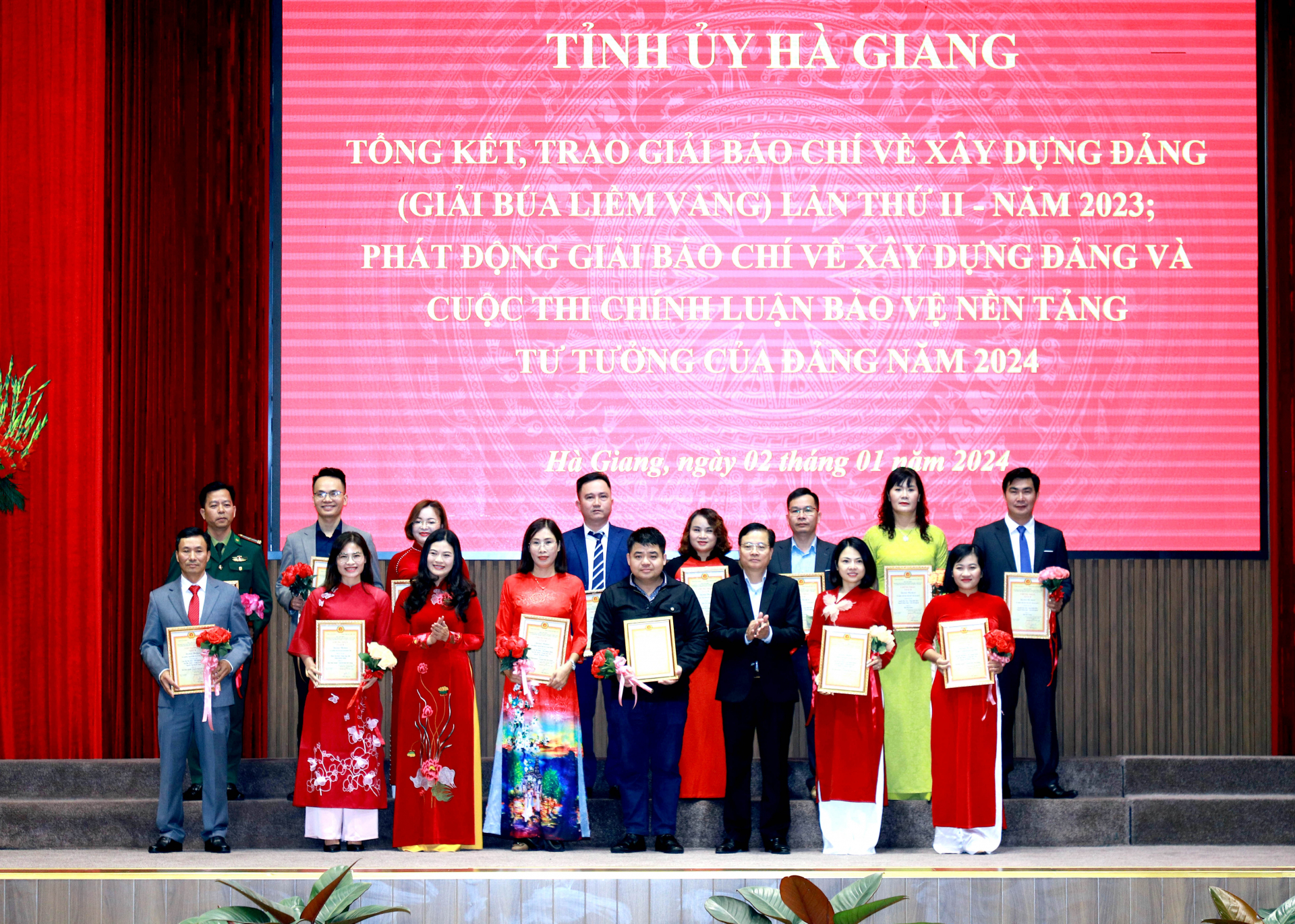 Chủ nhiệm UBKT Tỉnh ủy Trần Quang Minh và Trưởng Ban Tuyên giáo Tỉnh ủy Vương Ngọc Hà trao giải B cho các tác giả.
