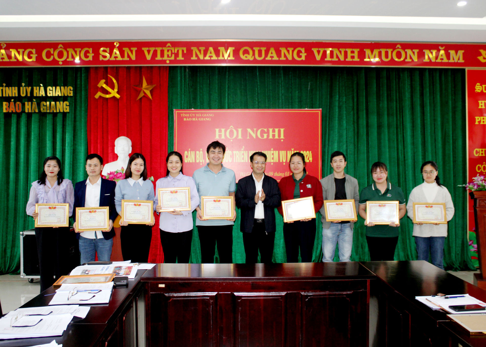 Phó Tổng Biên tập Báo Hà Giang, Mai Ngọc Quỳnh tặng Giấy khen cho các phóng viên hoàn thành tốt nhiệm vụ năm 2023.
