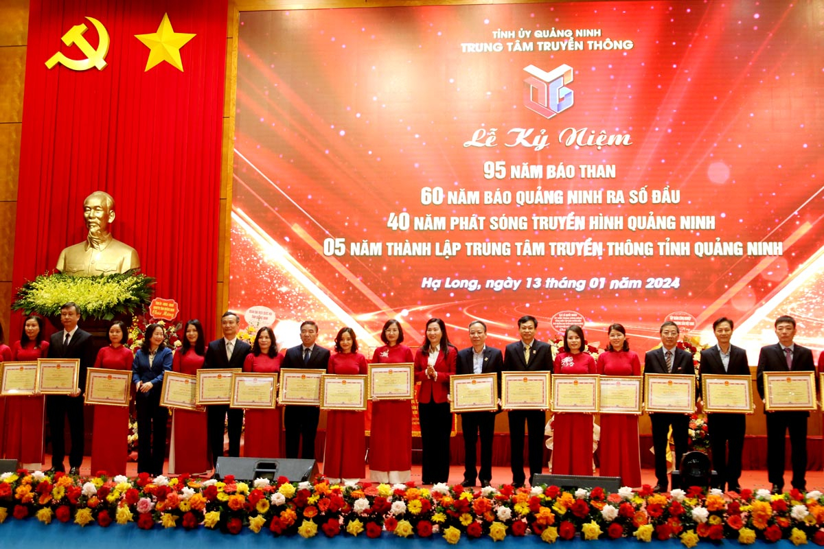 Lãnh đạo tỉnh Quảng Ninh tặng Bằng khen cho các tập thể, cá nhân.