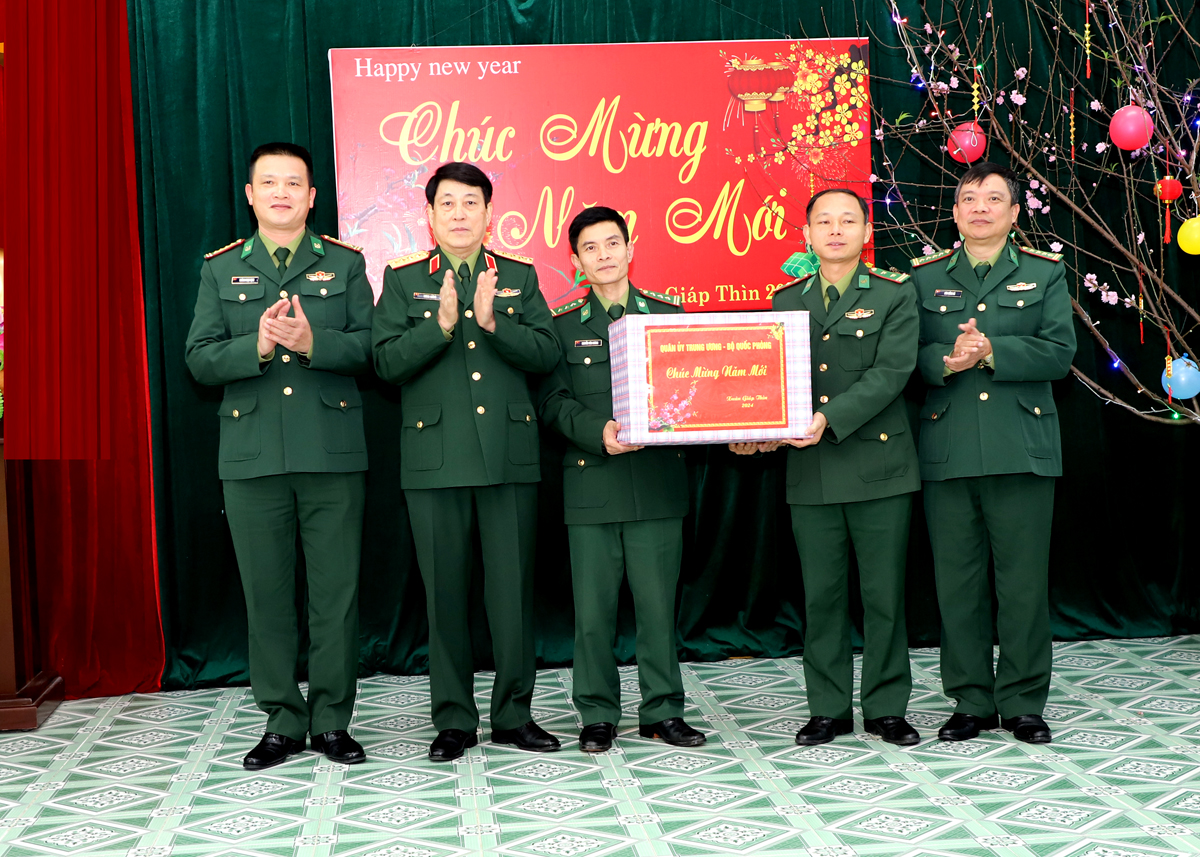 Đại tướng Lương Cường tặng quà Đồn Biên phòng Cửa khẩu Quốc tế Thanh Thủy