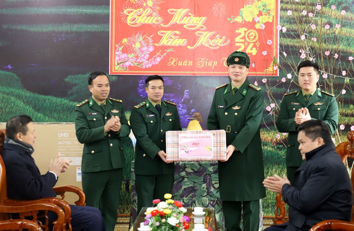 Đại tá Hoàng Ngọc Định, Chỉ huy trưởng Bộ Chỉ huy BĐBP tỉnh tặng quà Đồn Biên phòng Bản Máy.