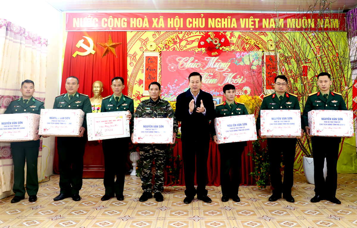 Chủ tịch UBND tỉnh Nguyễn Văn Sơn tặng quà các lực lượng trên tuyến biên giới huyện Xín Mần.