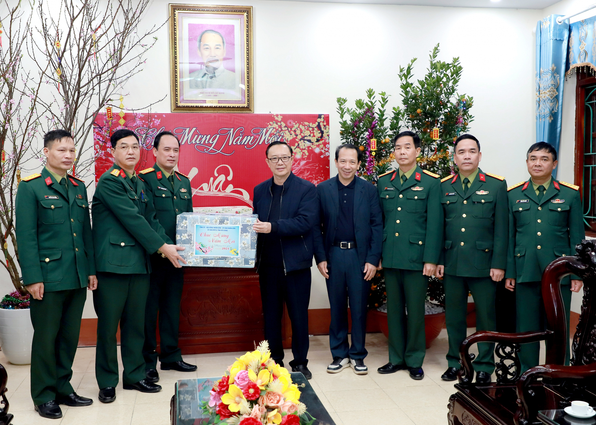 Phó Bí thư Thường trực Tỉnh ủy, Chủ tịch HĐND tỉnh Thào Hồng Sơn tặng quà cán bộ, chiến sỹ Đoàn kinh tế Quốc phòng 313.