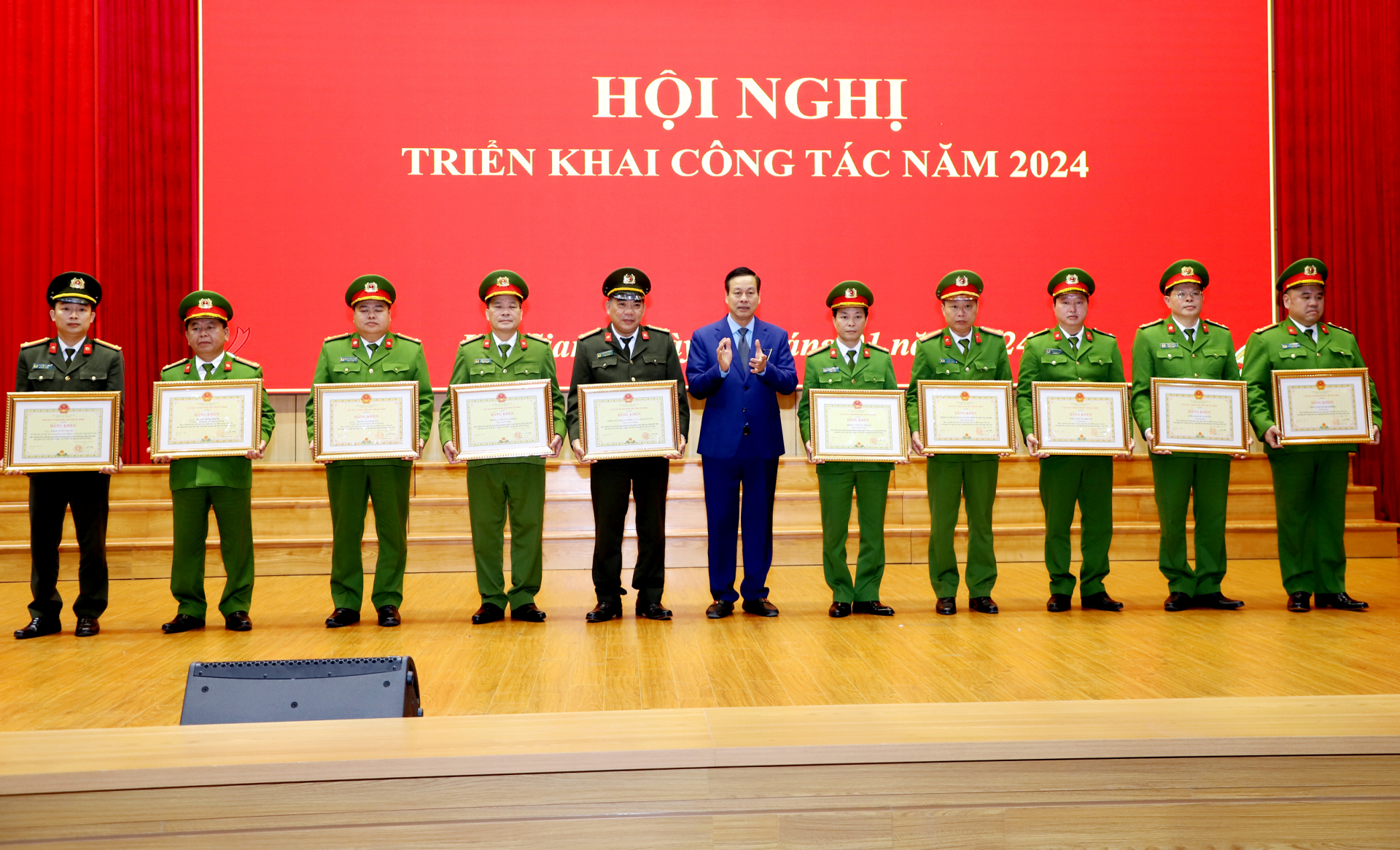 Chủ tịch UBND tỉnh Nguyễn Văn Sơn tặng Bằng khen cho các tập thể, cá nhân.
