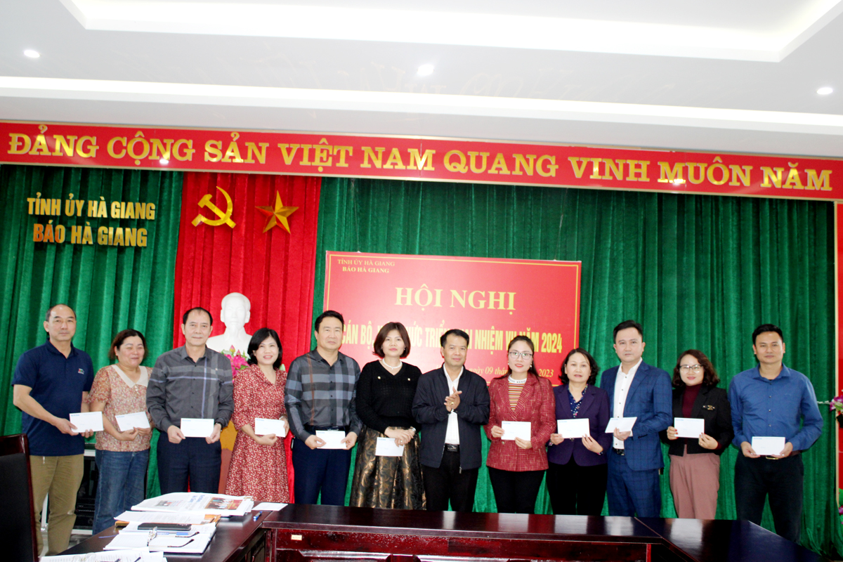 Công đoàn Báo Hà Giang khen thưởng cho các cá nhân.