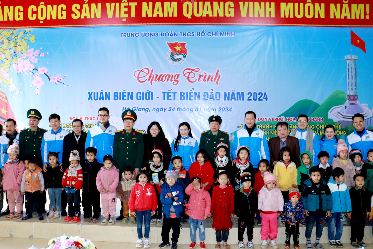 Các đại biểu tặng quà cho học sinh xã Minh Tân. 