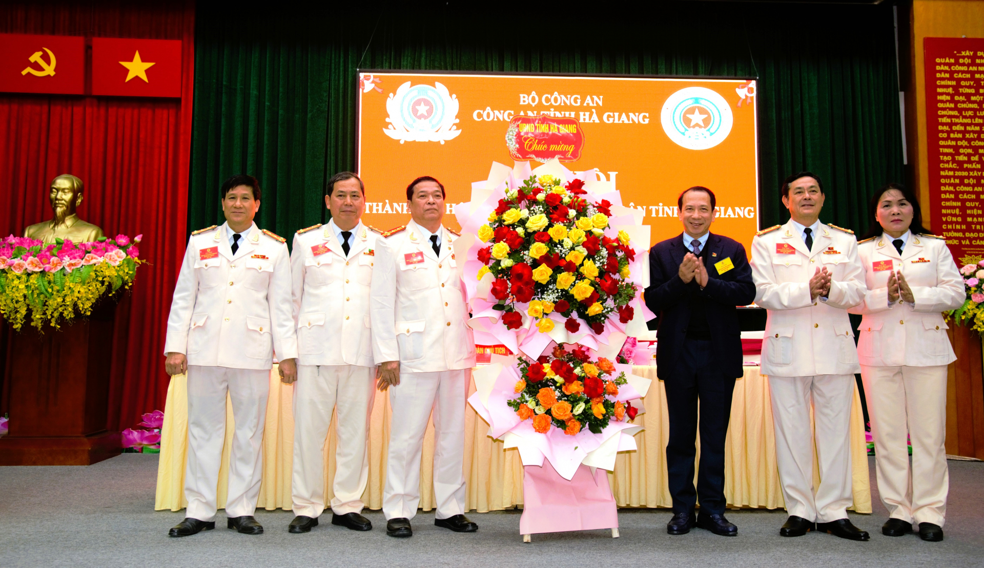 Phó Chủ tịch UBND tỉnh, Trần Đức Quý tặng hoa chúc mừng Đại hội Hội Cựu CAND tỉnh.