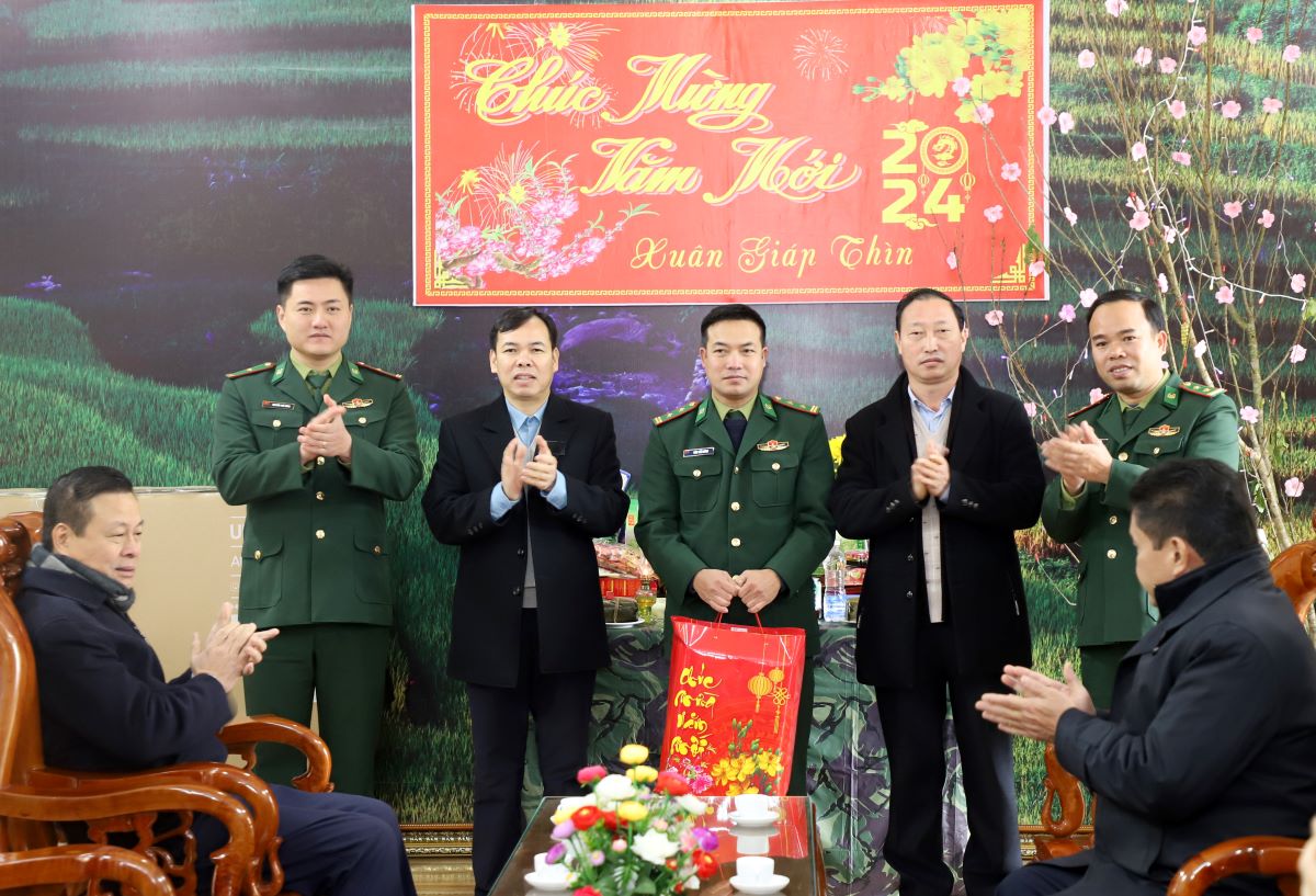 Lãnh đạo huyện Hoàng Su Phì tặng quà Đồn Biên phòng Bản Máy.