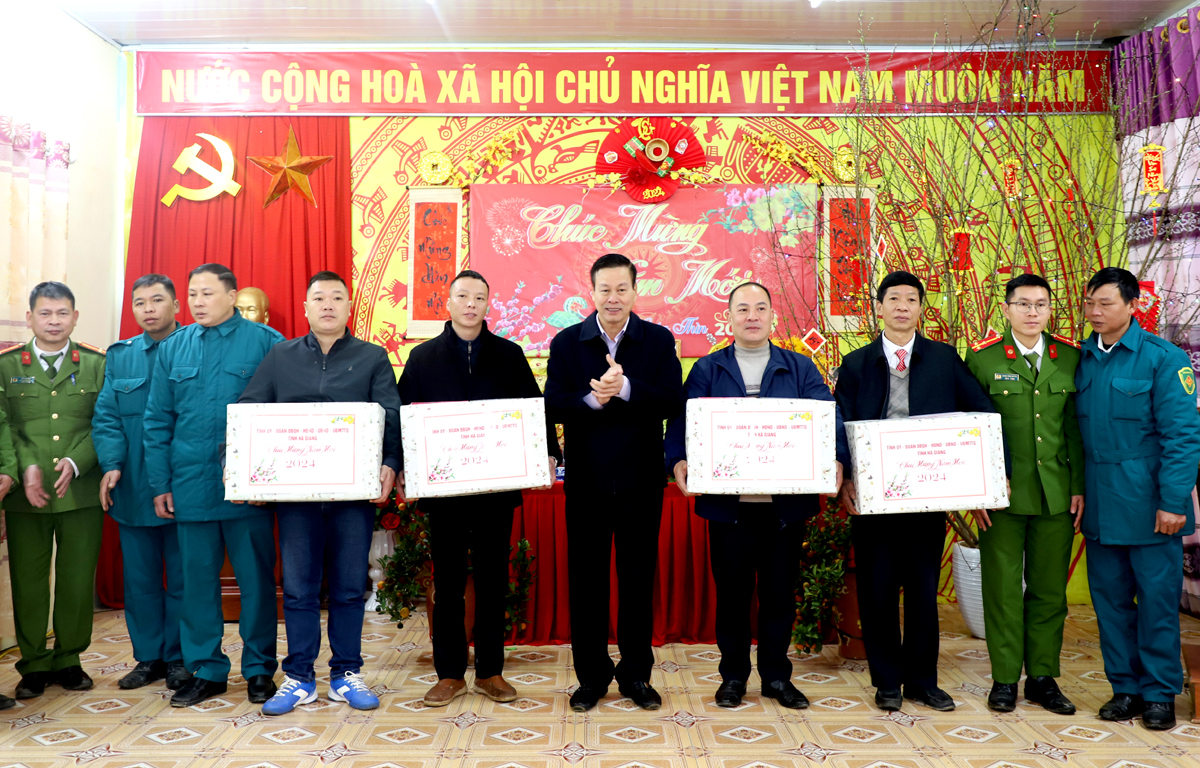Chủ tịch UBND tỉnh Nguyễn Văn Sơn tặng quà các xã biên giới huyện Xín Mần.