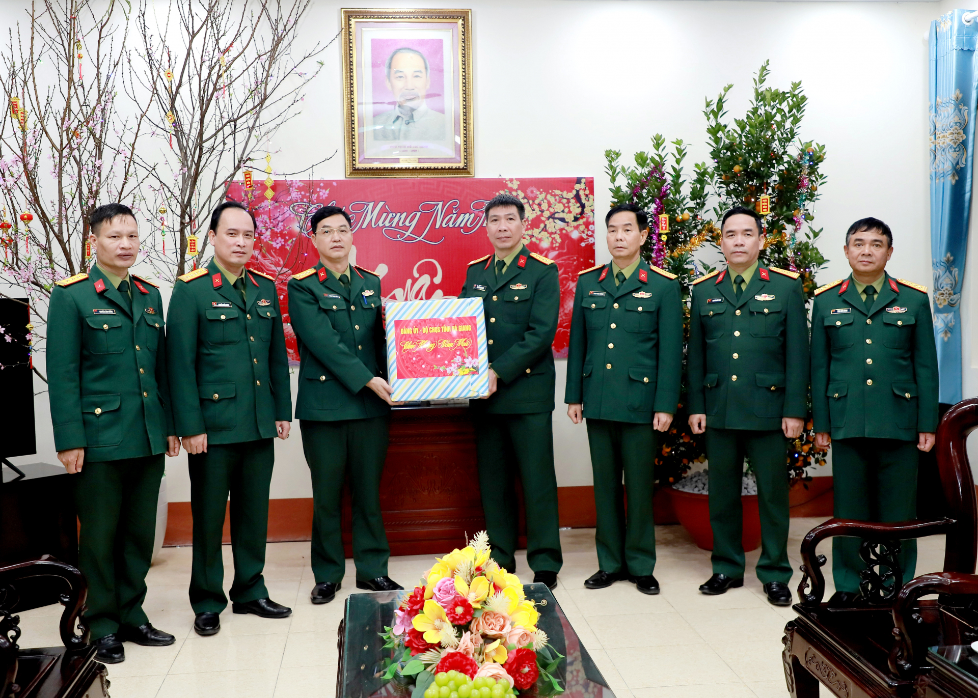 Lãnh đạo Bộ CHQS tỉnh tặng quà cán bộ, chiến sỹ Đoàn kinh tế Quốc phòng 313.

