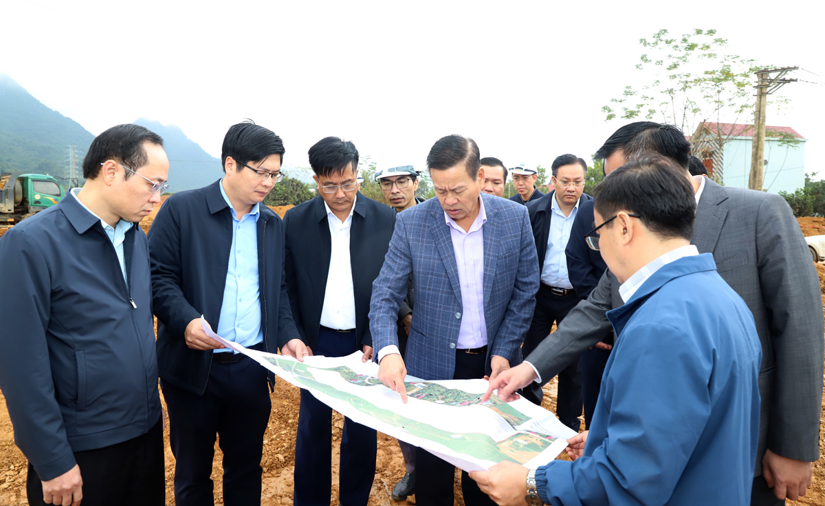 Chủ tịch UBND tỉnh Nguyễn Văn Sơn kiểm tra bản vẽ tái định cư xã Hùng An.