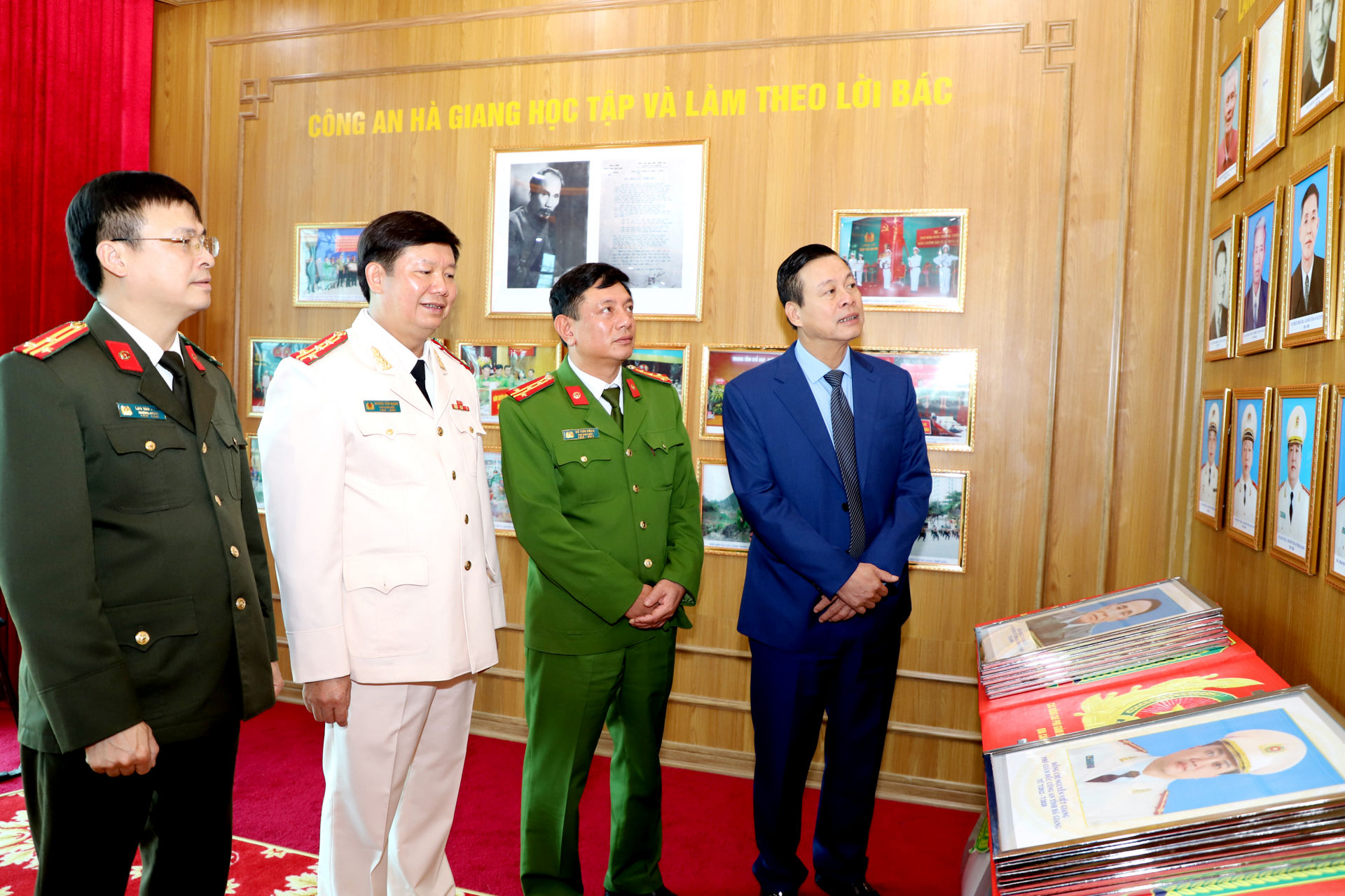Chủ tịch UBND tỉnh Nguyễn Văn Sơn thăm Phòng truyền thống Công an tỉnh.
