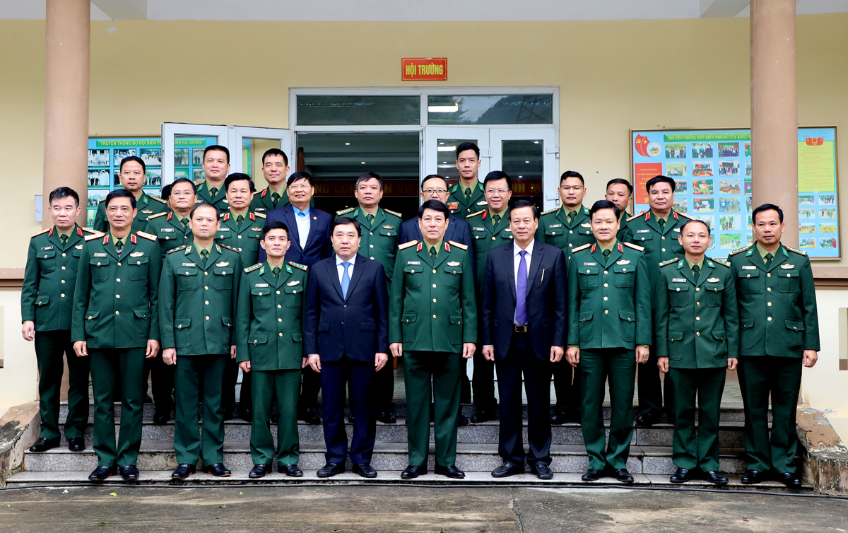 Đại tướng Lương Cường và đoàn công tác cùng các đồng chí Thường trực Tỉnh ủy chụp ảnh lưu niêm với Đồn Biên phòng Cửa khẩu Quốc tế Thanh Thủy