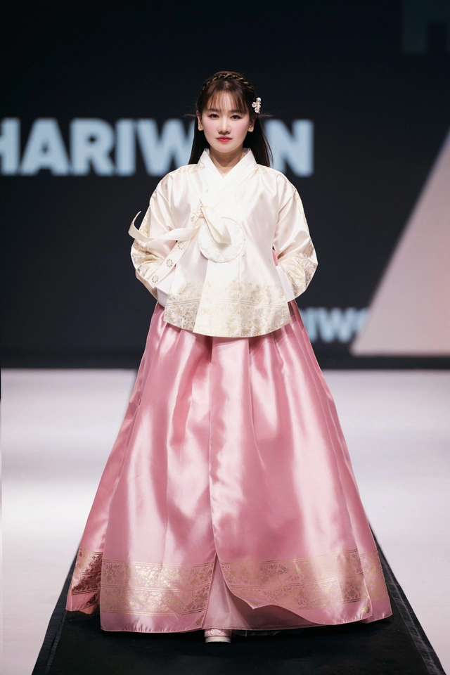 Ca sĩ Hari Won mặc hanbook truyền thống Hàn Quốc, tự tin sải bước