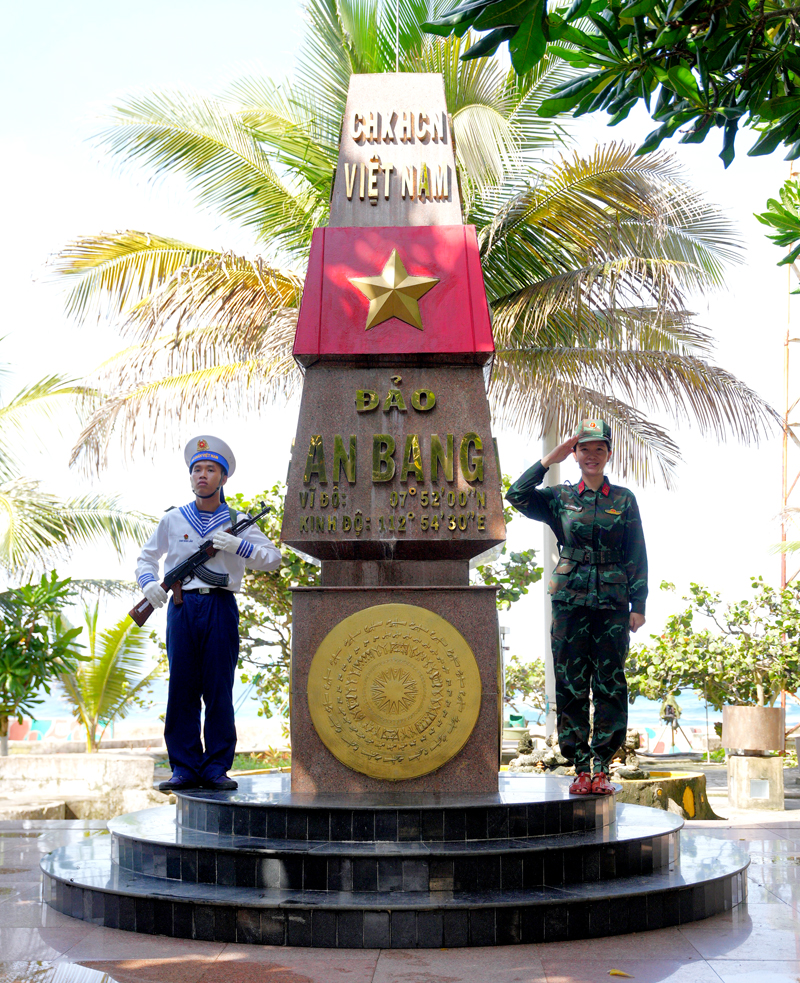Đại úy, Nhà báo Chu Thị Phương Thảo - Truyền hình Quân đội thực hiện nghi thức chào cờ điều lệnh tại Mốc chủ quyền trên đảo An Bang