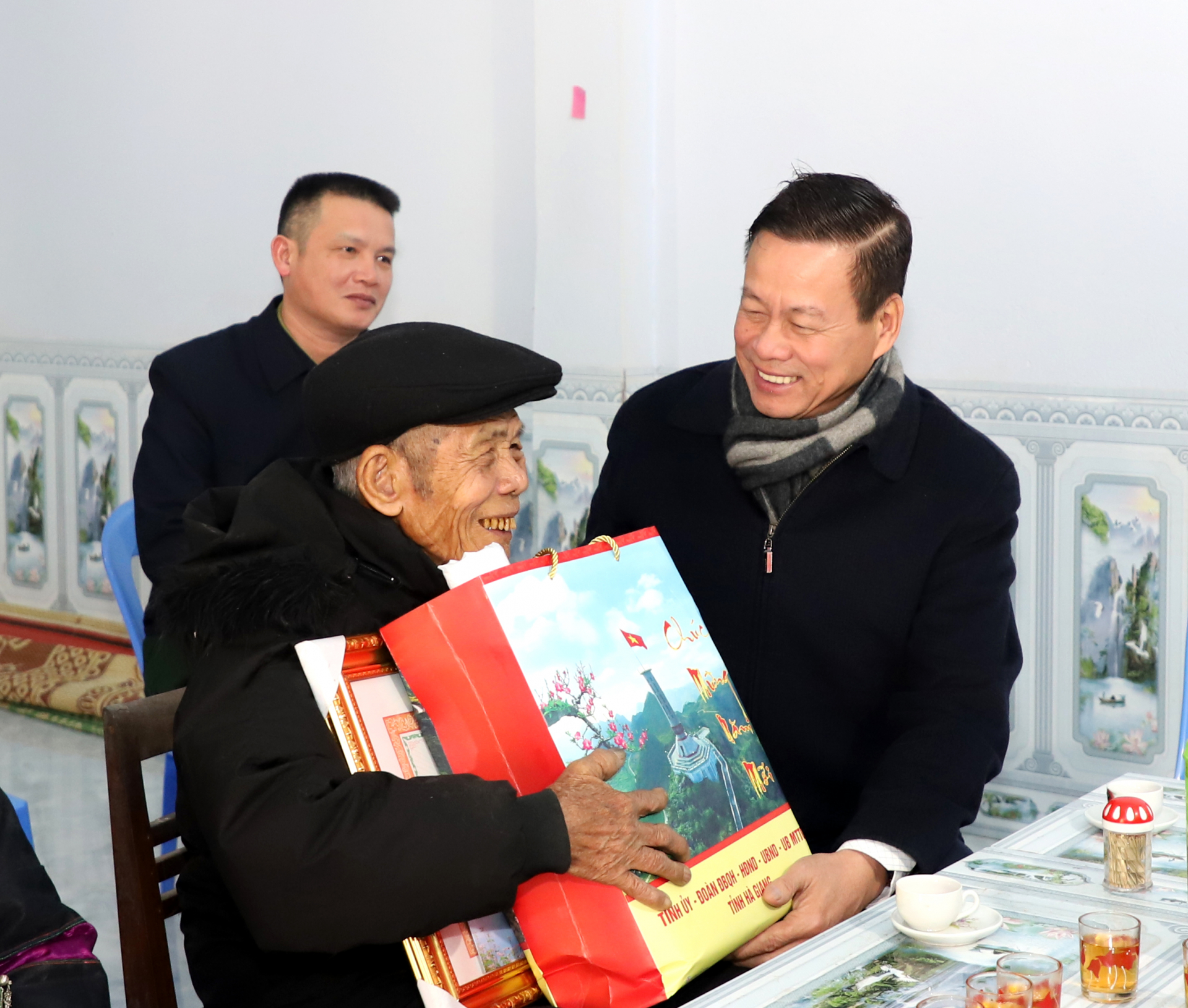 Chủ tịch UBND tỉnh Nguyễn Văn Sơn tặng quà mừng thọ ông Lù Dìn Ngán, 90 tuổi tại thôn Vũ Khí, thị trấn Cốc Pài.