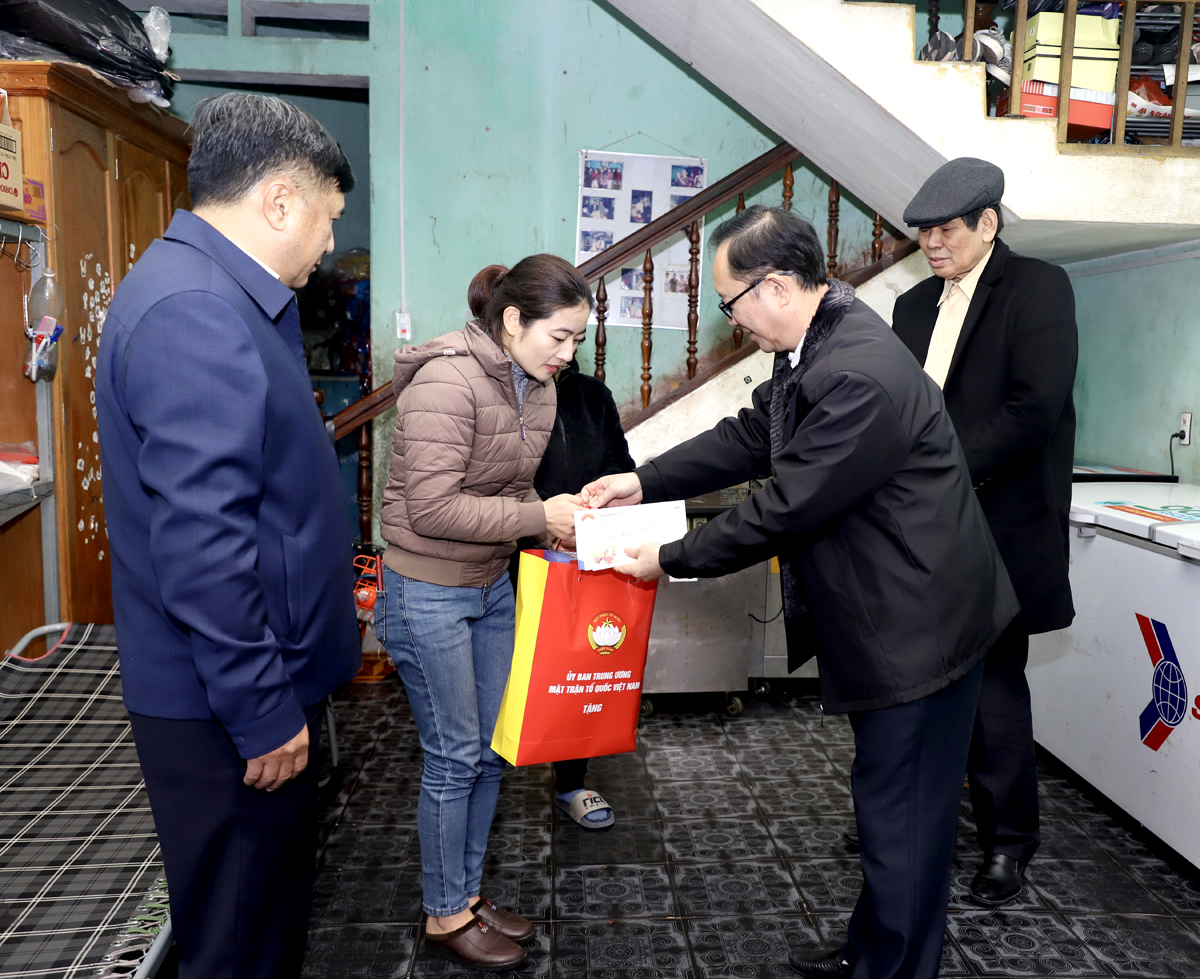 Đồng chí Thào Hồng Sơn và lãnh đạo thành phố Hà Giang tặng quà Tết gia đình bà Nguyễn Thị Huệ, người mắc bệnh hiểm nghèo, cư trú tại tổ 22, phường Minh Khai.
