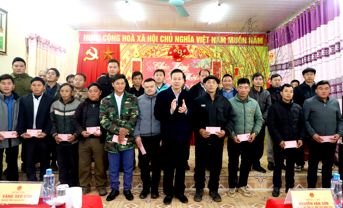 Chủ tịch UBND tỉnh Nguyễn Văn Sơn tặng quà người có uy tín, Bí thư, Trưởng thôn các xã biên giới huyện Xín Mần.