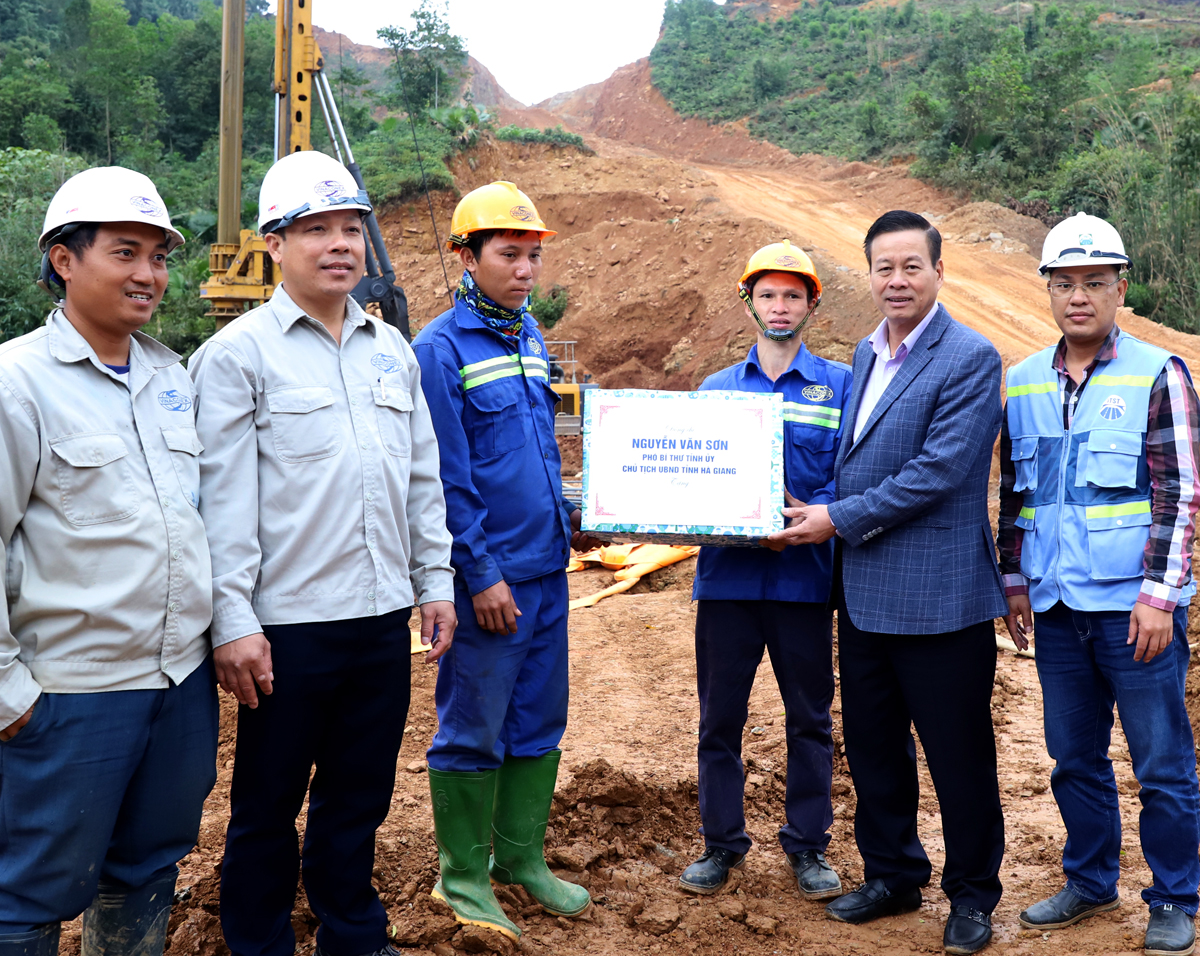 Chủ tịch UBND tỉnh Nguyễn Văn Sơn tặng quà đơn vị thi công Công ty Vinaconex.