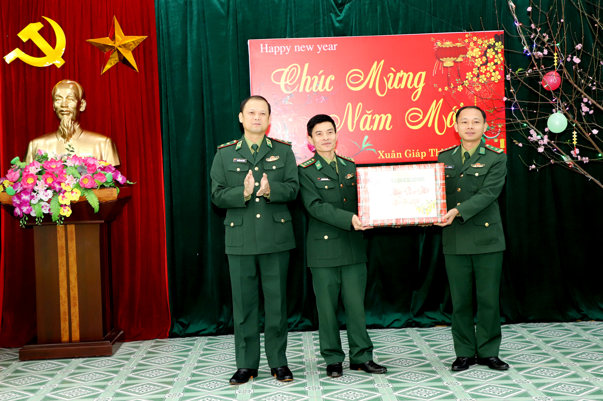 Lãnh đạo Bộ Tư lệnh BĐBP tặng quà Đồn Biên phòng Cửa khẩu Quốc tế Thanh Thủy
