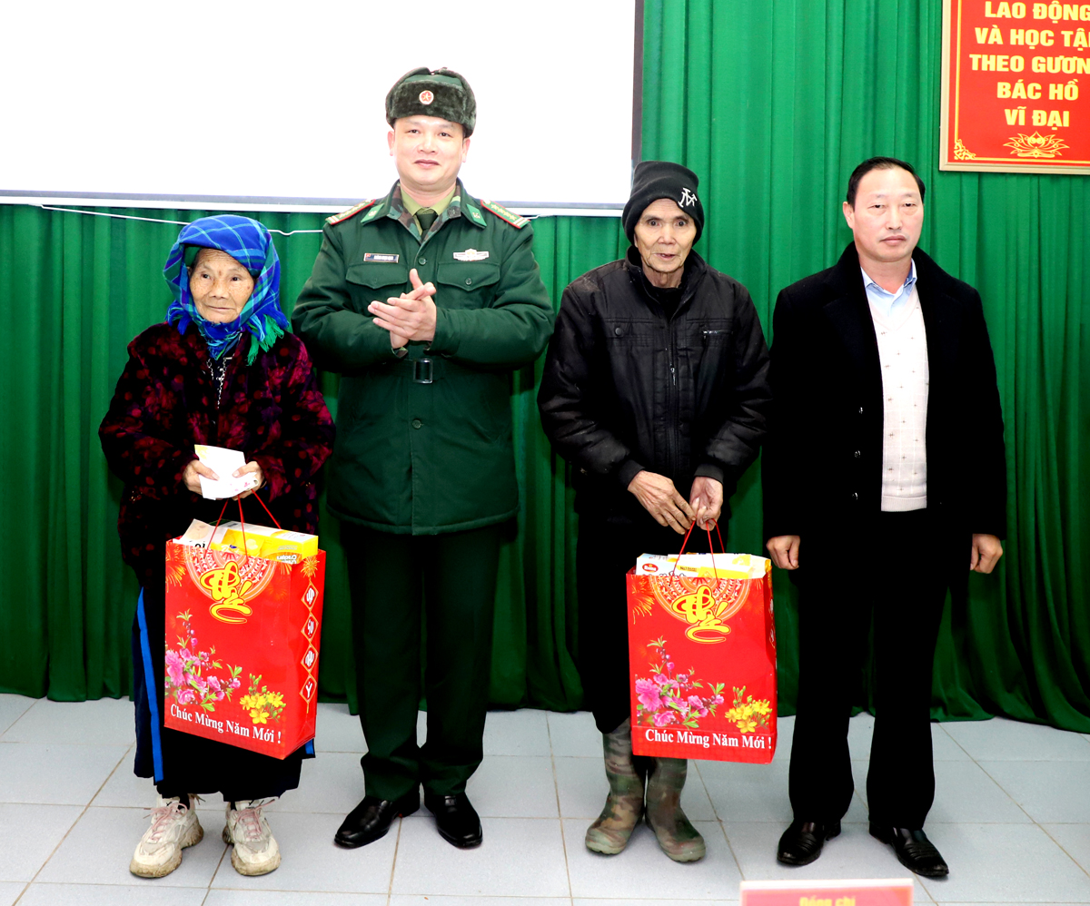 Lãnh đạo Bộ Chỉ huy BĐBP tỉnh và huyện Hoàng Su Phì tặng quà gia đình ông Thèn Khấy Dỉ, nạn nhân chất độc hóa học tại xã Pố Lồ và gia đình bà Vàng Già Ngán, mẹ Liệt sỹ tại xã Thàng Tín.