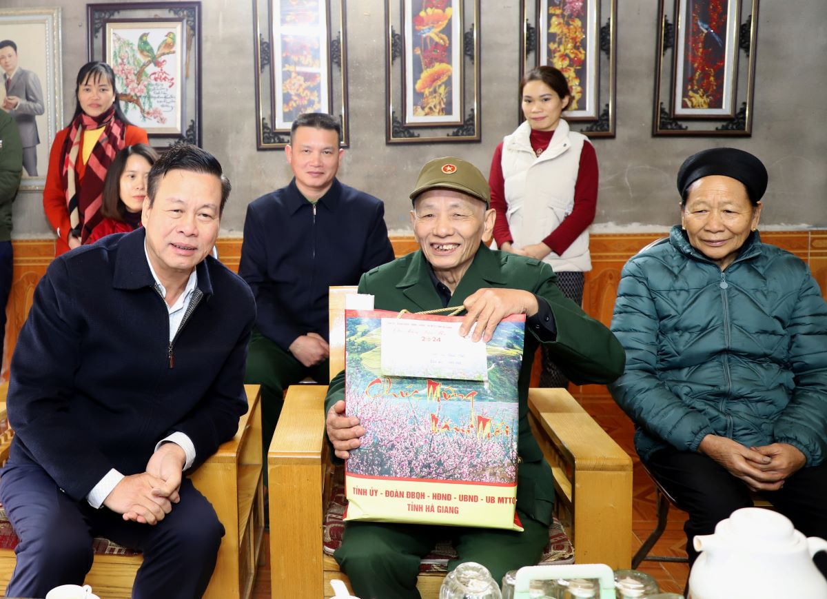 Chủ tịch UBND tỉnh Nguyễn Văn Sơn tặng quà ông Lù Thanh Pà, bệnh binh tại tổ 1, thị trấn Cốc Pài.