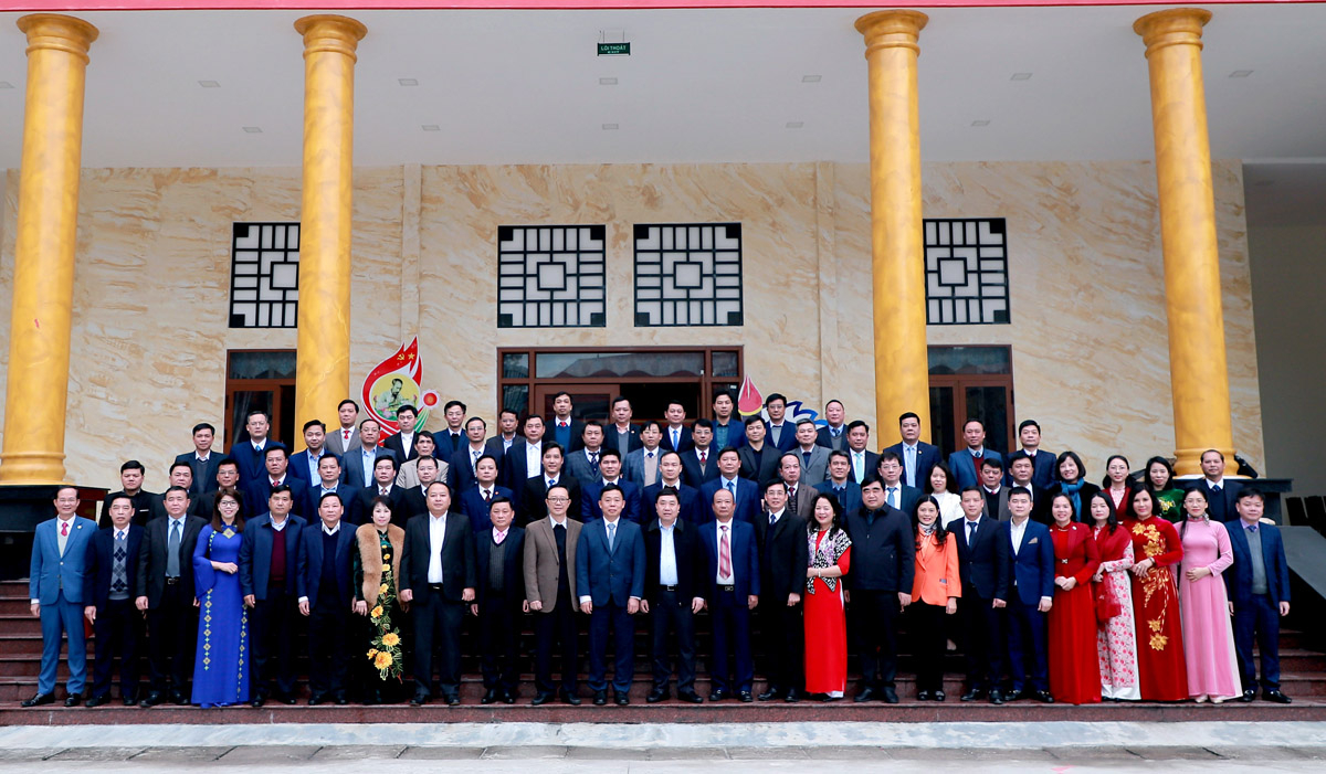 Tập thể lớp bồi dưỡng cán bộ quy hoạch BCH Đảng bộ tỉnh Hà Giang nhiệm kỳ 2025 - 2030 chụp ảnh lưu niệm với các đại biểu tham dự lễ bế mạc.