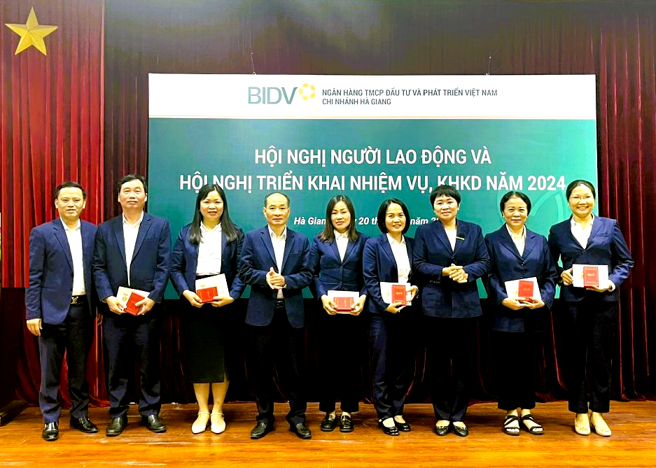 Lãnh đạo Ngân hàng BIDV chi nhánh Hà Giang trao Kỷ niệm chương cho những cá nhân nỗ lực, cống hiến và thành quả trong sự nghiệp xây dựng và phát triển ngân hàng.