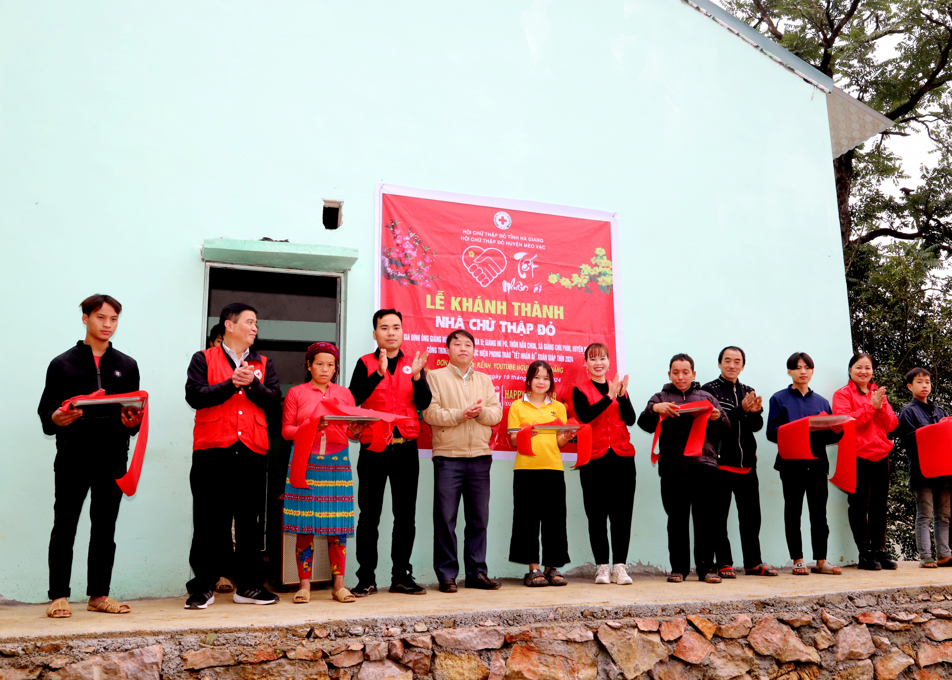 Đại diện Hội Chữ thập đỏ; cấp ủy, chính quyền địa phương cắt băng khánh thành nhà ông Giàng Mí Pó, thôn Hấu Chua, xã Giàng Chu Phìn.