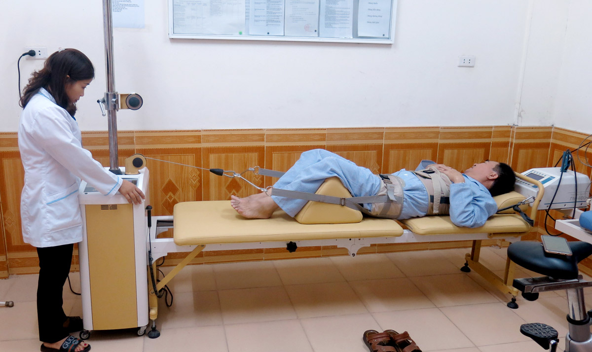 Điều dưỡng Bệnh viện Y dược cổ truyền thực hiện kỹ thuật kéo giãn cột sống cho bệnh nhân.
