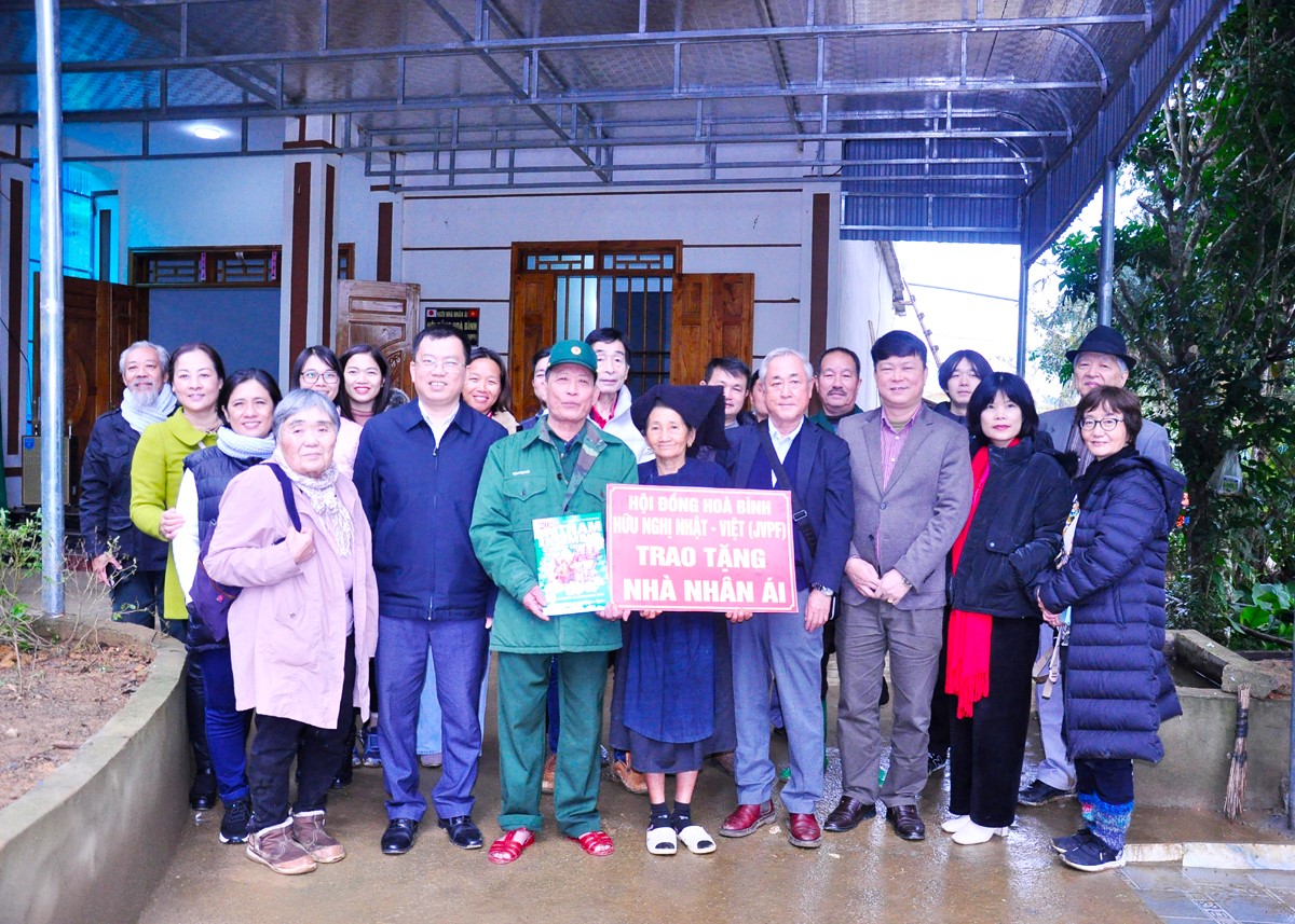 Đoàn Hội đồng hoà bình hữu nghị Nhật - Việt (JVPF) trao nhà Nhân ái cho gia đình ông Hoàng Anh Cầu.