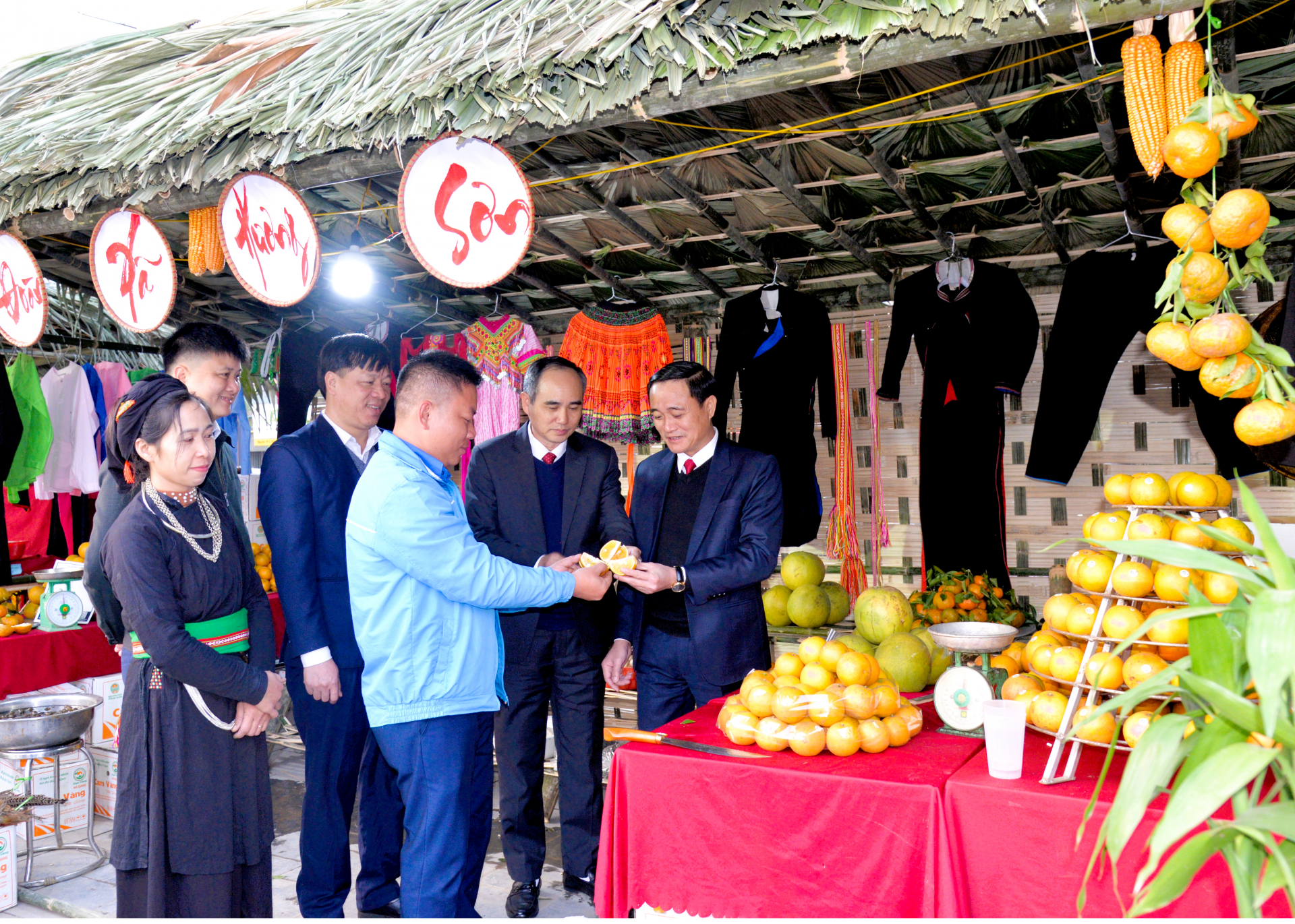 Xã Hương Sơn giới thiệu, quảng bá sản phẩm cam tại trung tâm huyện Quang Bình. 